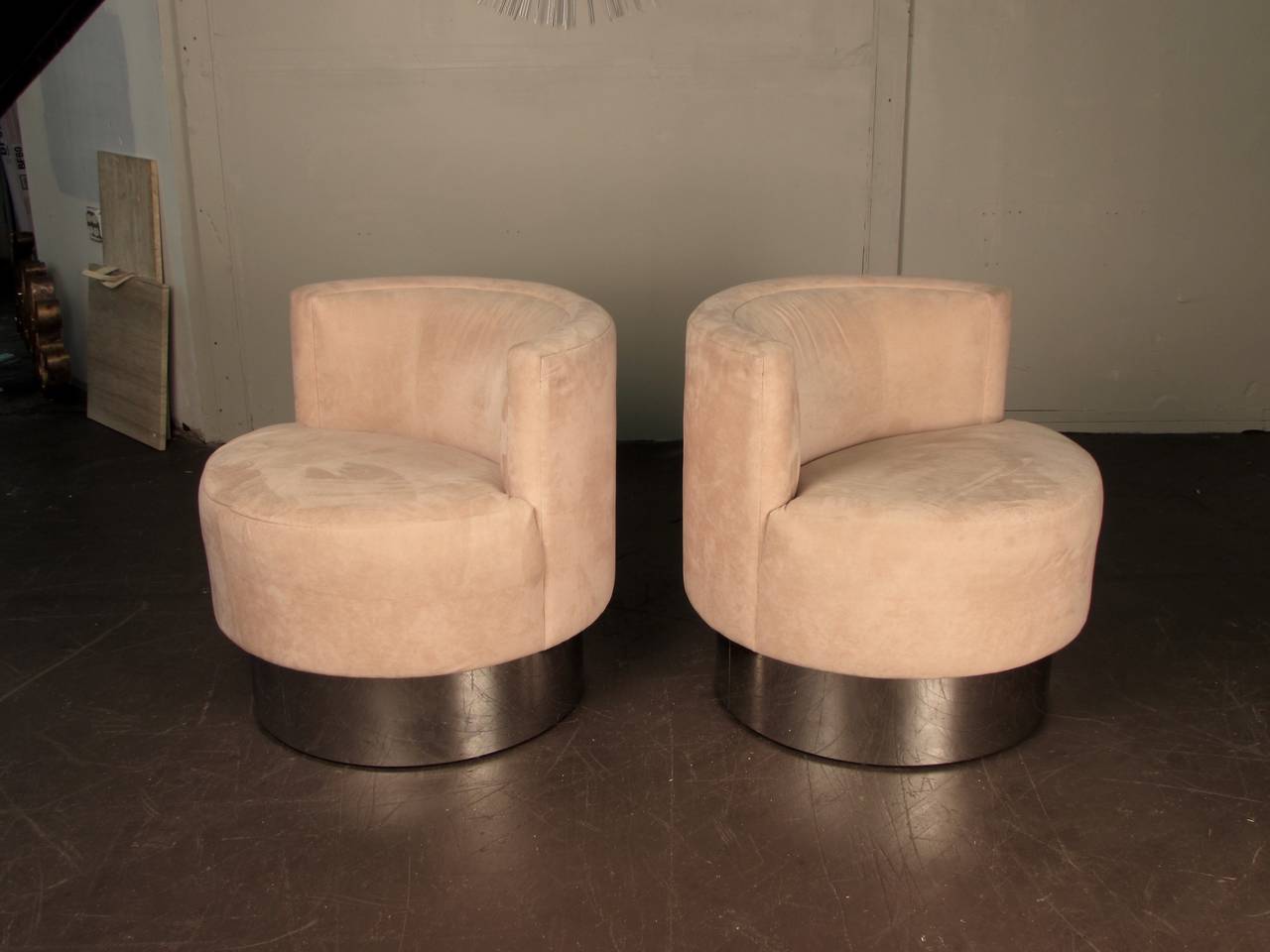 Pair of Swivel Lounge Chairs on Smoked Chrome Bases 3
