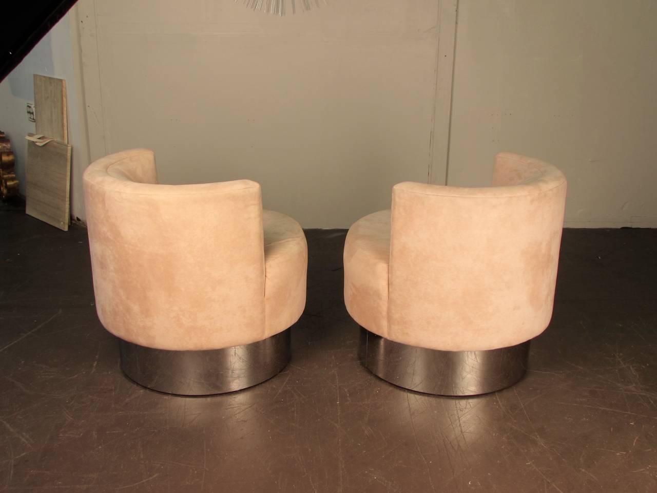 Pair of Swivel Lounge Chairs on Smoked Chrome Bases 4
