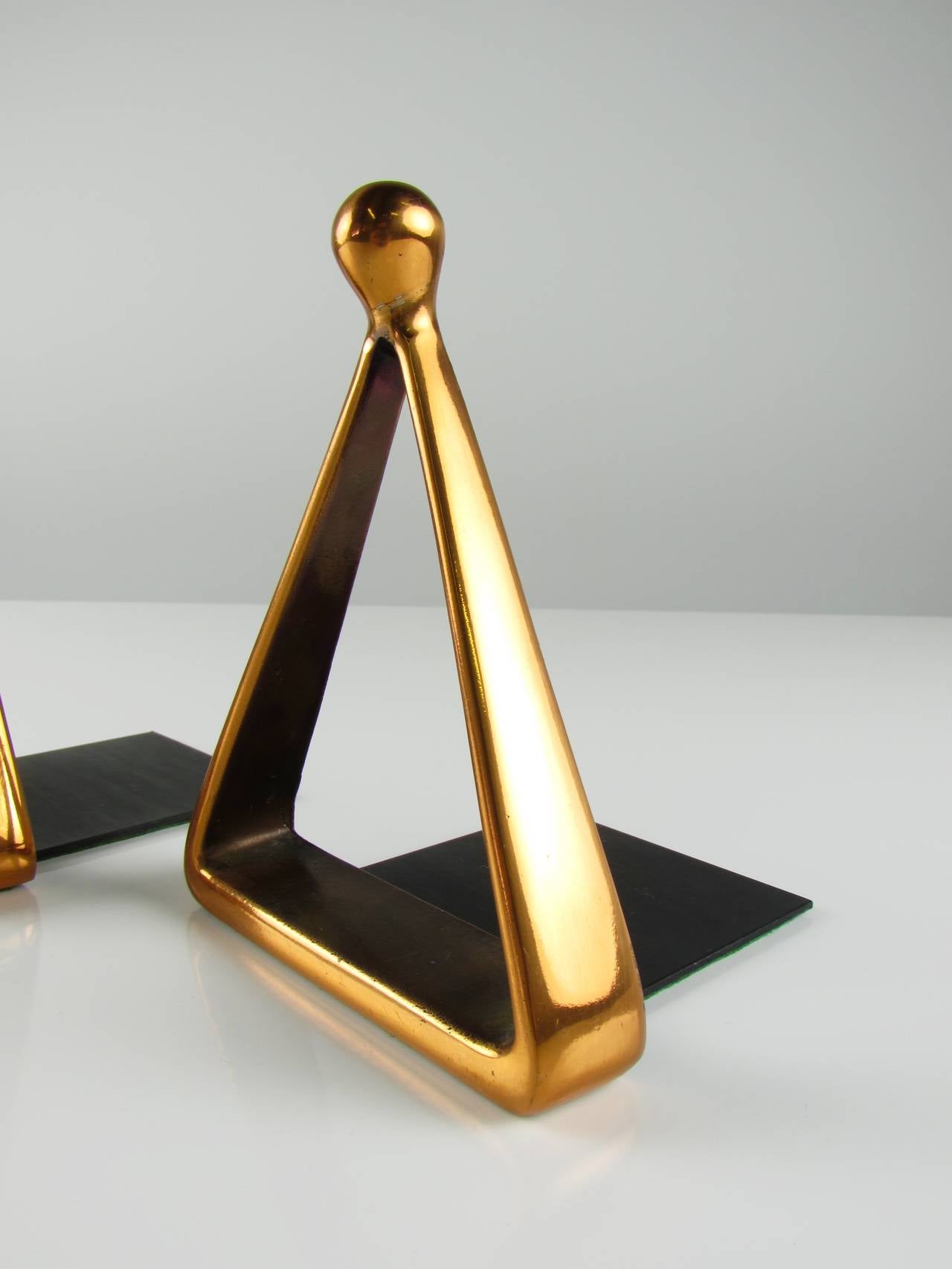 Pristine Pair of Copper Stirrup Bookends by Ben Seibel for Jenfred Ware, 1950s In Excellent Condition In New York, NY