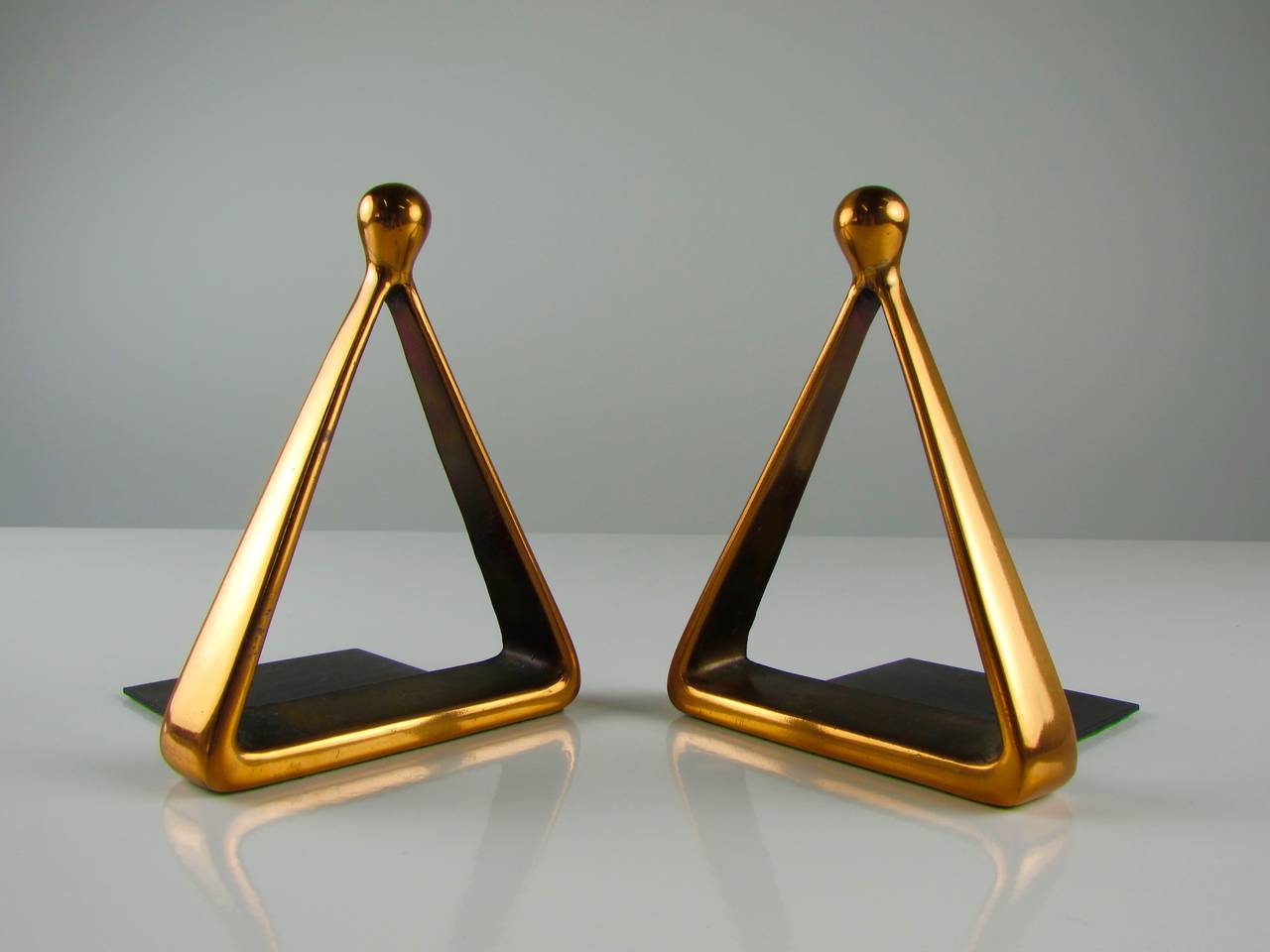 Pristine pair of copper stirrup bookends by Ben Seibel for Jenfred Ware, 1950s. These bookends are both a rare design and in fantastic condition. We've never seen anything from the Jenfred series with such little wear. Truly gorgeous. 

In the