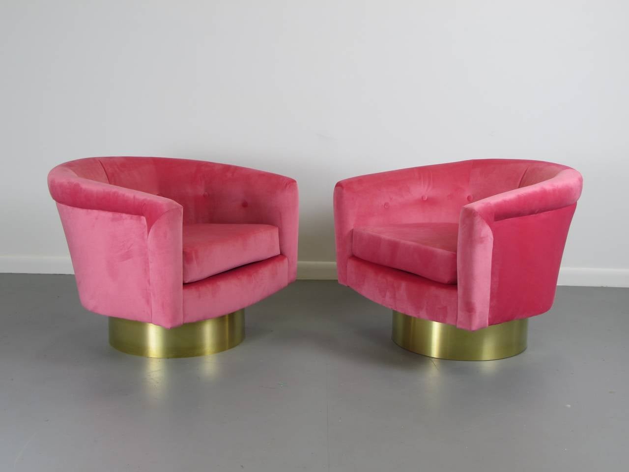 Fabulous pair of Milo Baughman velvet lounge chairs with brass bases, 1970s. Very comfortable. They have been fully restored. Condition is immaculate. 

We offer free regular deliveries to NYC and Philadelphia area. Delivery to DC, MD, CT and MA