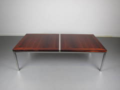 Substantielle table basse en palissandre et chrome par Harvey Probber:: années 1960