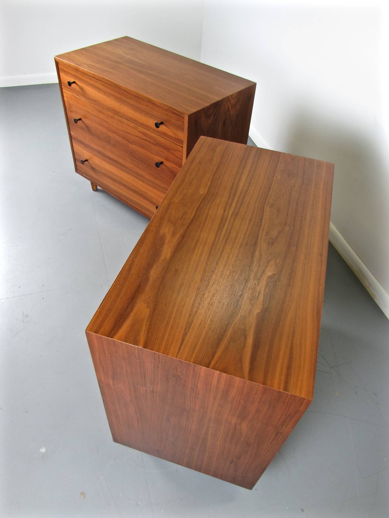 Mid-Century Modern Handsome Pair of Walnut Chests by Milo Baughman for Glenn of California, 1950s