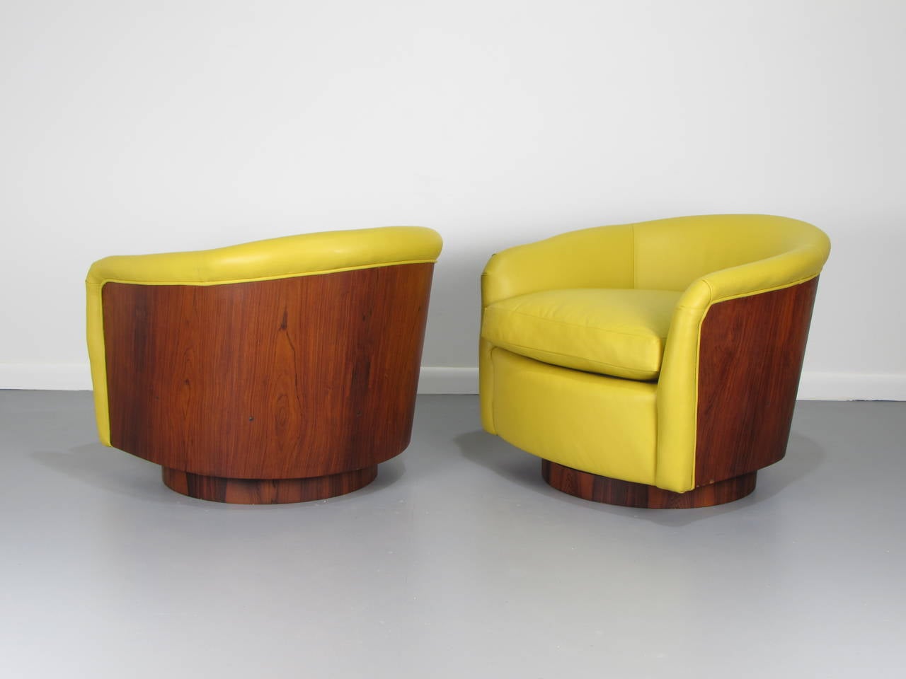 Rare Rosewood Wrapped Swivel Tub Chairs in Leather by Milo Baughman, 1970s In Excellent Condition In New York, NY