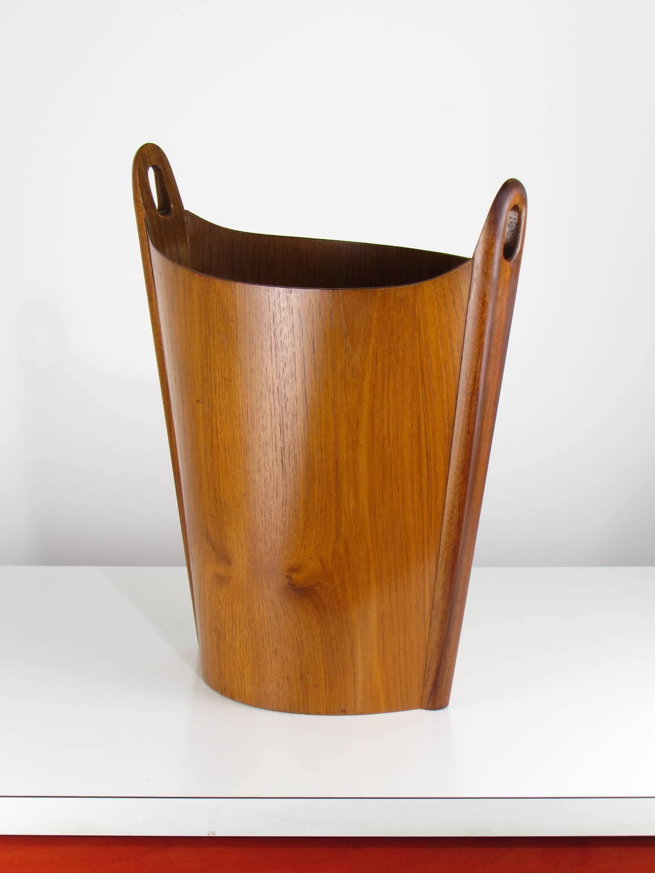 Gorgeous Heggen Teak Wastebasket Designed by Einar Barnes, Norway 1960s. Excellent vintage condition.

We offer free regular deliveries to NYC and Philadelphia area. Delivery to DC, MD, CT and MA are available if schedule permits, please message