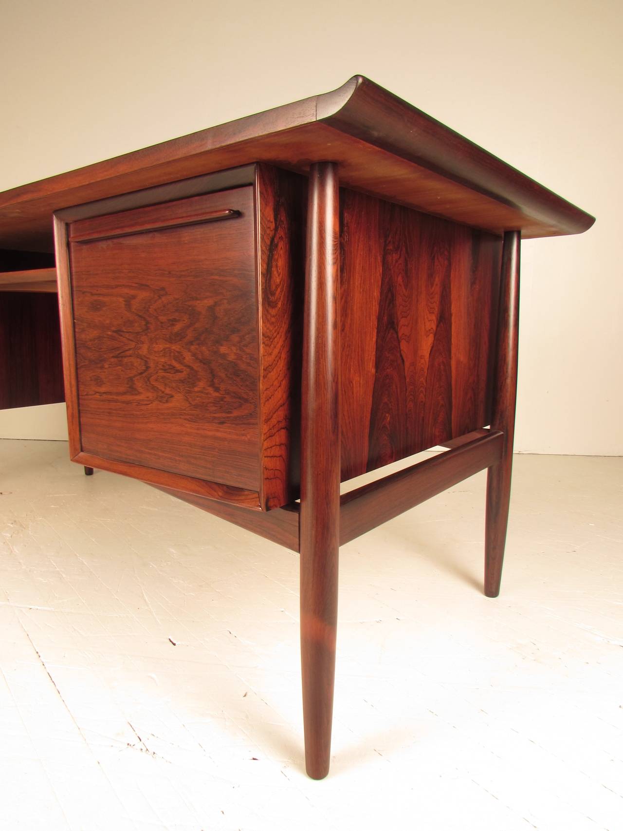 Mid-Century Modern Striking Arne Vodder Rosewood Desk for H.P. Hansen