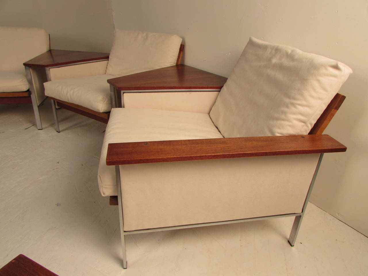 Scarce Minimalist Musterring-Mobel Germany, Chrome and Walnut Living Room Suite In Excellent Condition In New York, NY