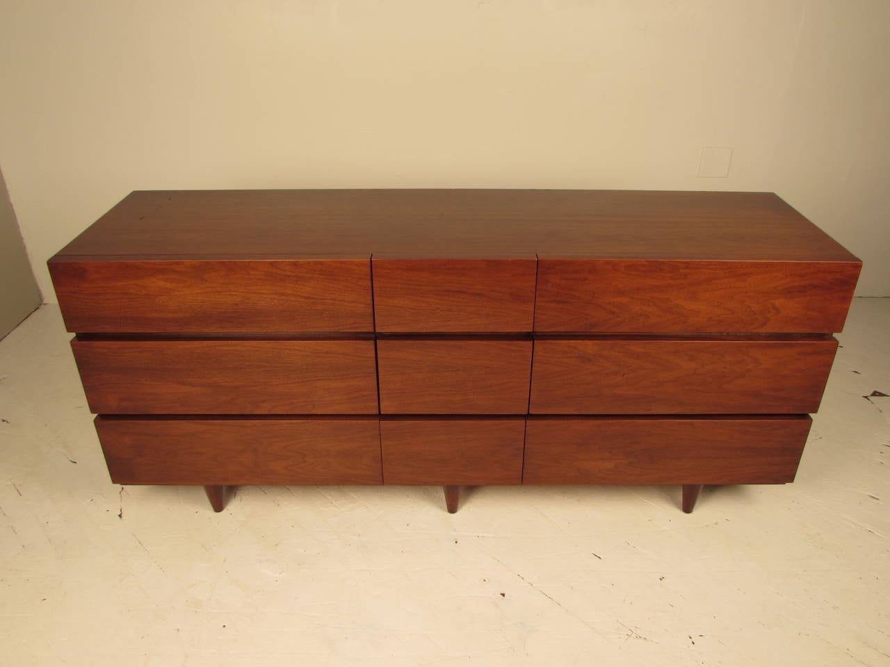 Stately MidCentury 9-Drawer Walnut Chest by American of Martinsville In Excellent Condition In New York, NY