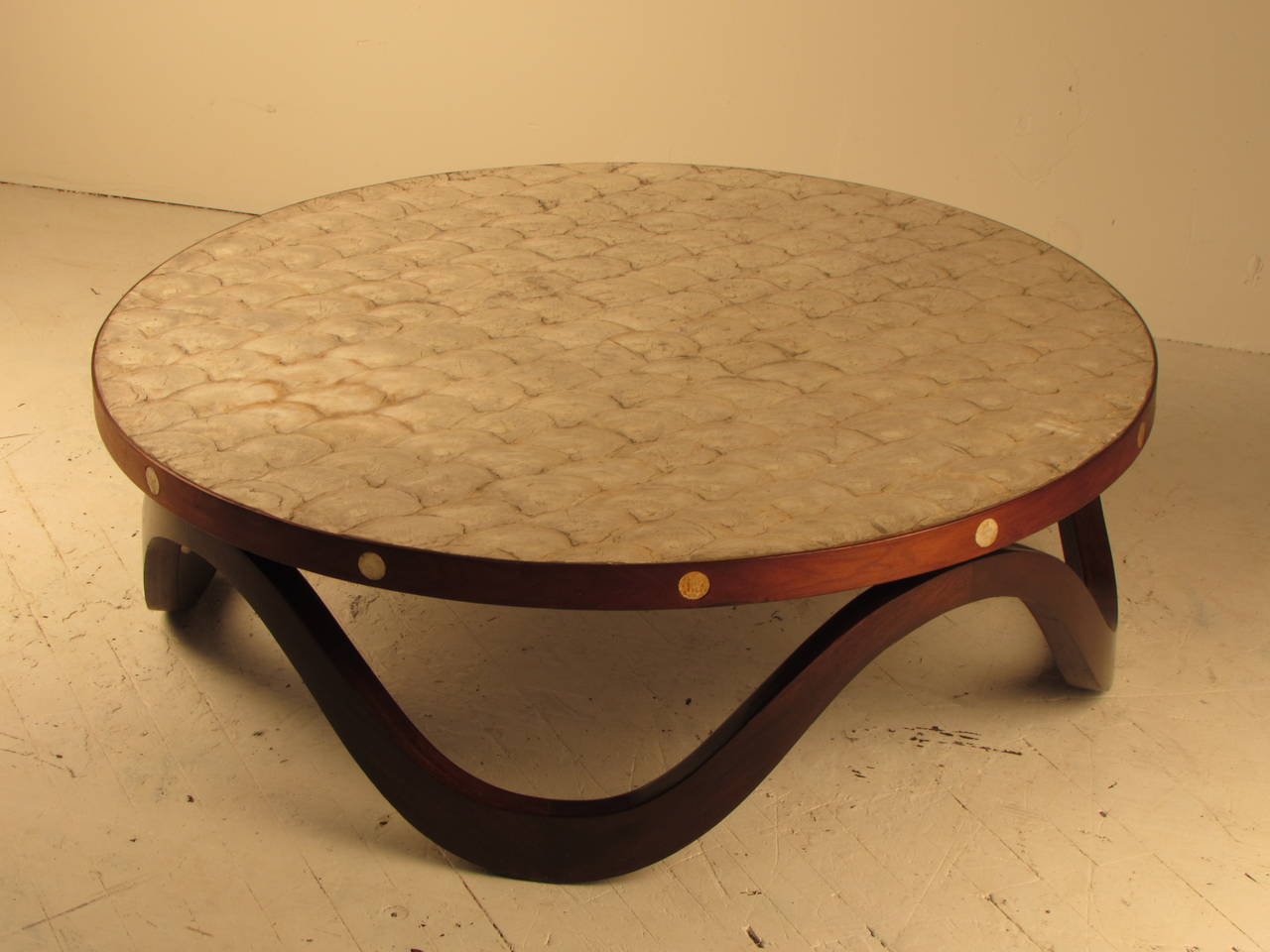 Remarkable 1940s Hollywood Regency Walnut and Capiz Shell Cocktail Table In Excellent Condition In New York, NY