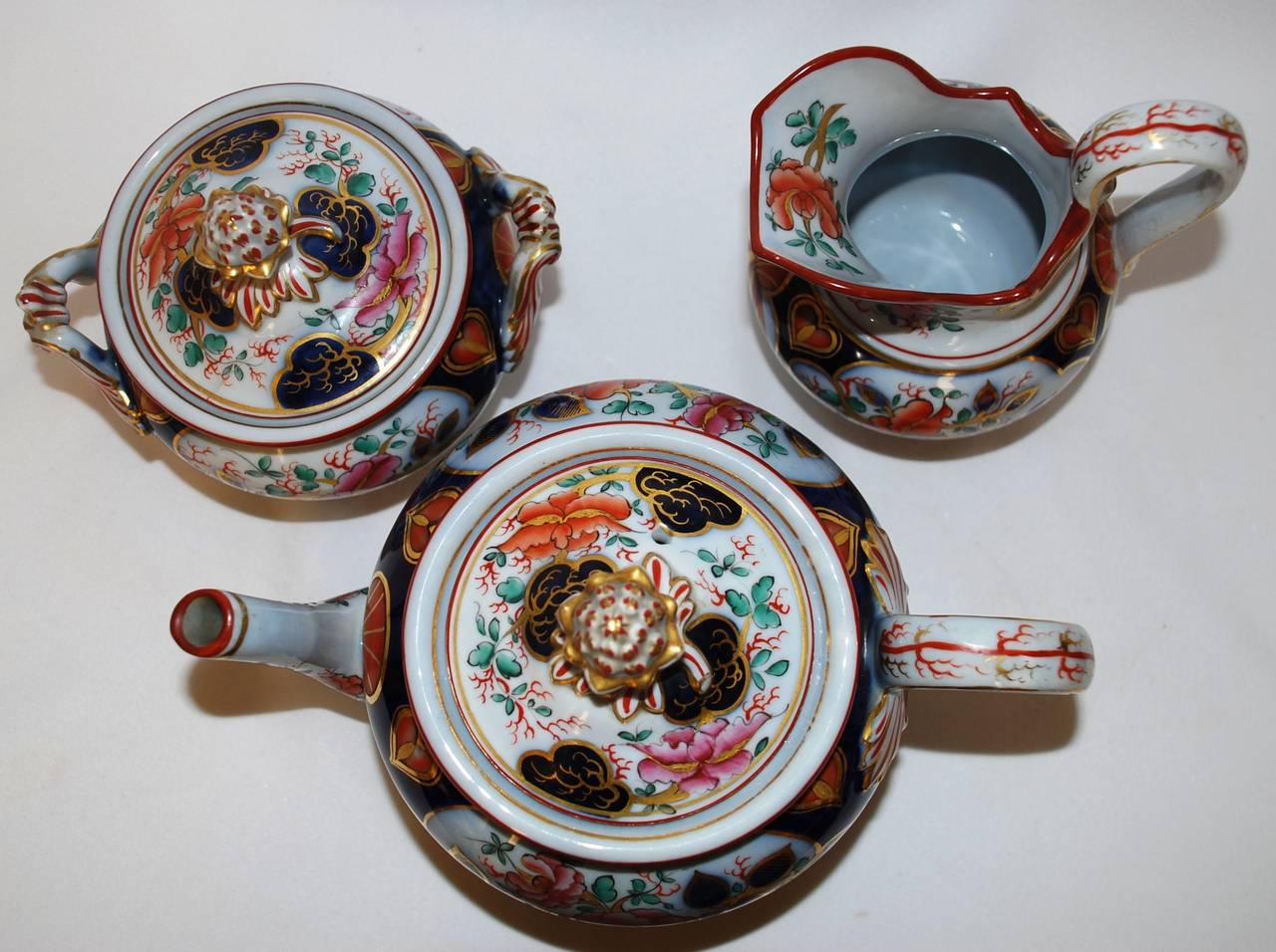 Coral Decorated Gold Pink and Orange Imari Tea Set In Good Condition For Sale In New York, NY