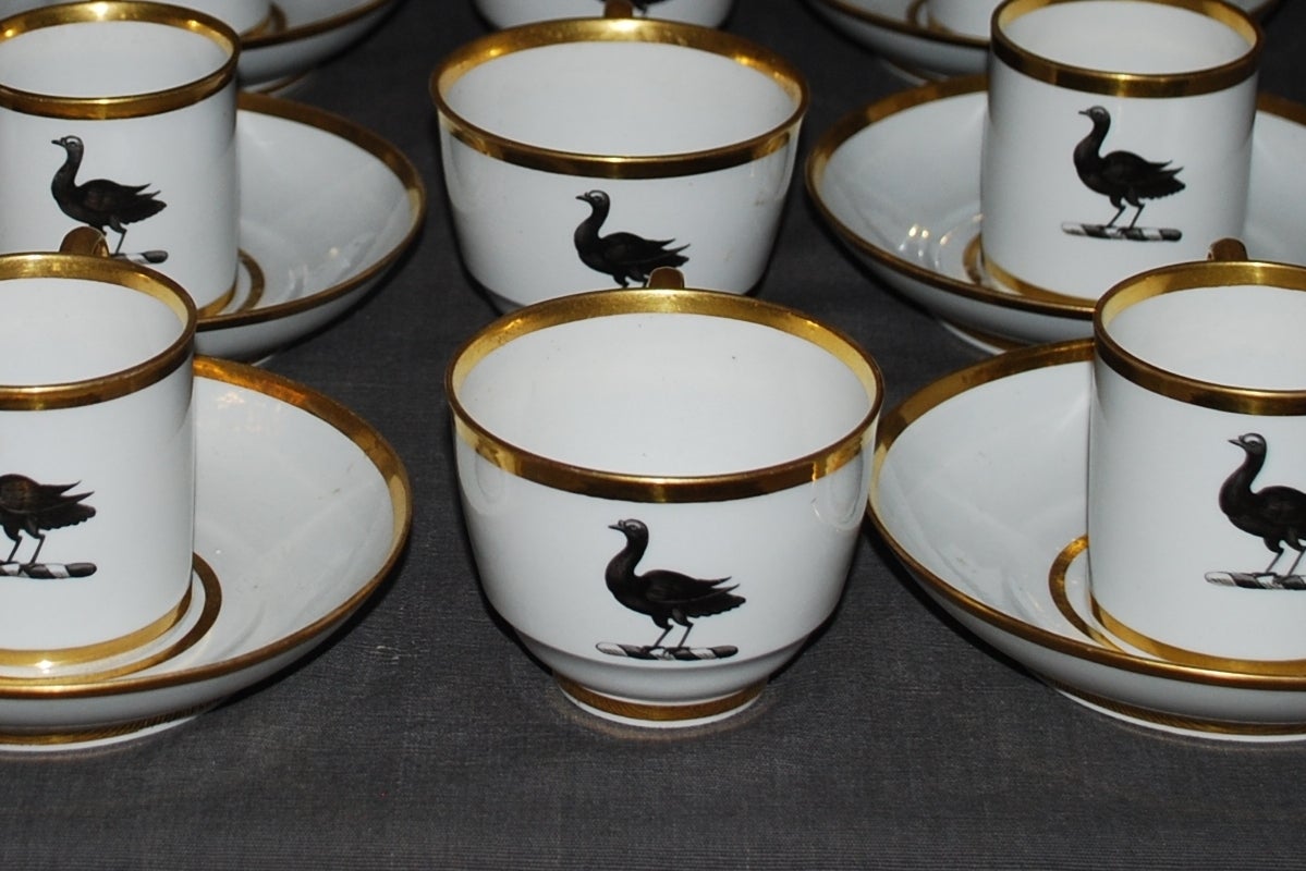Set von sechs Porzellan-Vogel-Teekanne- Trios im Angebot 1