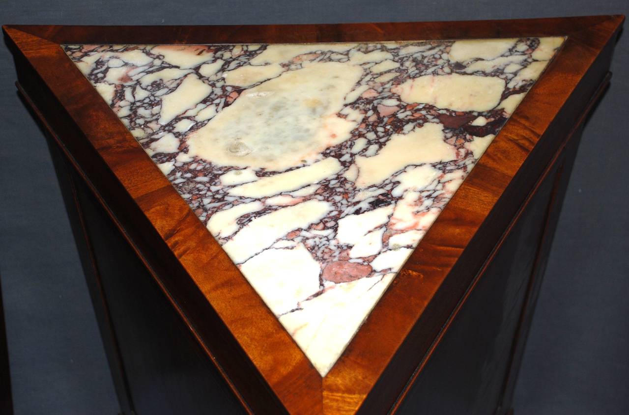 Pareja de mesas auxiliares italianas con tapa de mármol. Pareja de mesas auxiliares de caoba encoignure / angoliere /corner cabinet de color púrpura y tablero de mármol blanco insertado de un solo cajón con dos estantes sobre patas de garra, Italia,