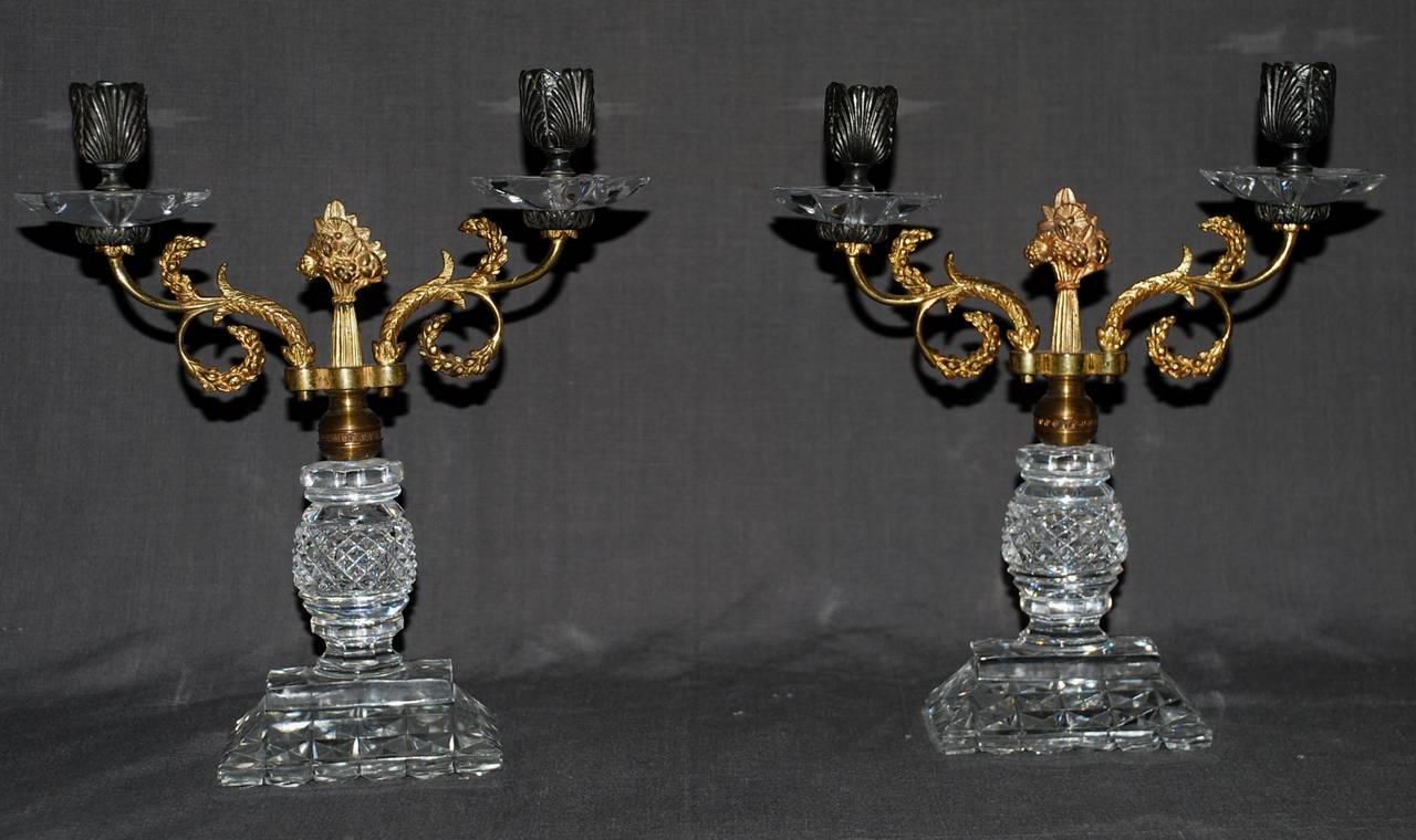 XIX secolo Coppia di candelieri Regency in cristallo, ormolu e bronzo in vendita