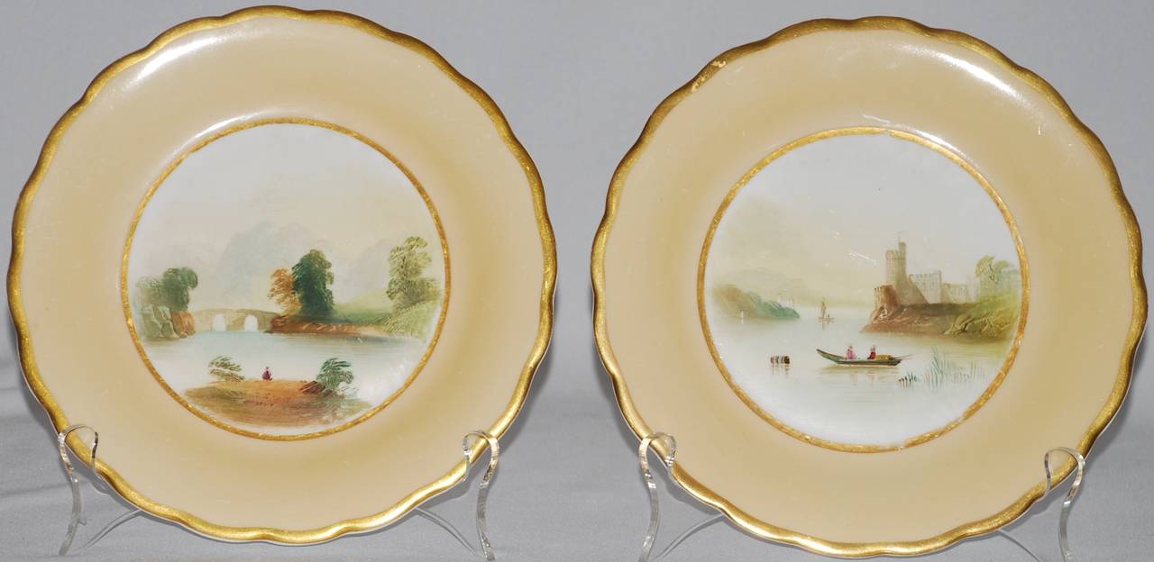 Set of 12 Gilt-Rimmed Dessert Plates and Cake Stand with Scottish Scenes In Good Condition For Sale In New York, NY