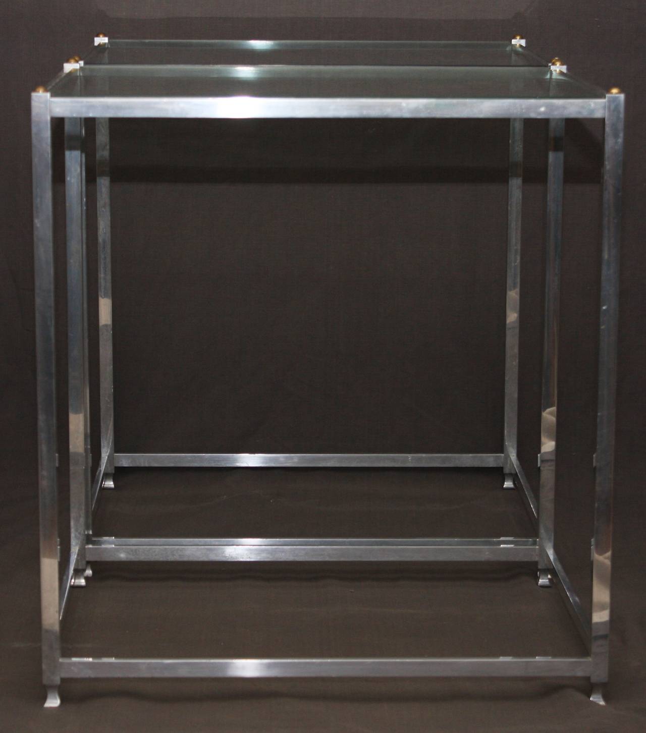 Aluminium Tables d'appoint en aluminium, verre et laiton John Vesey en vente