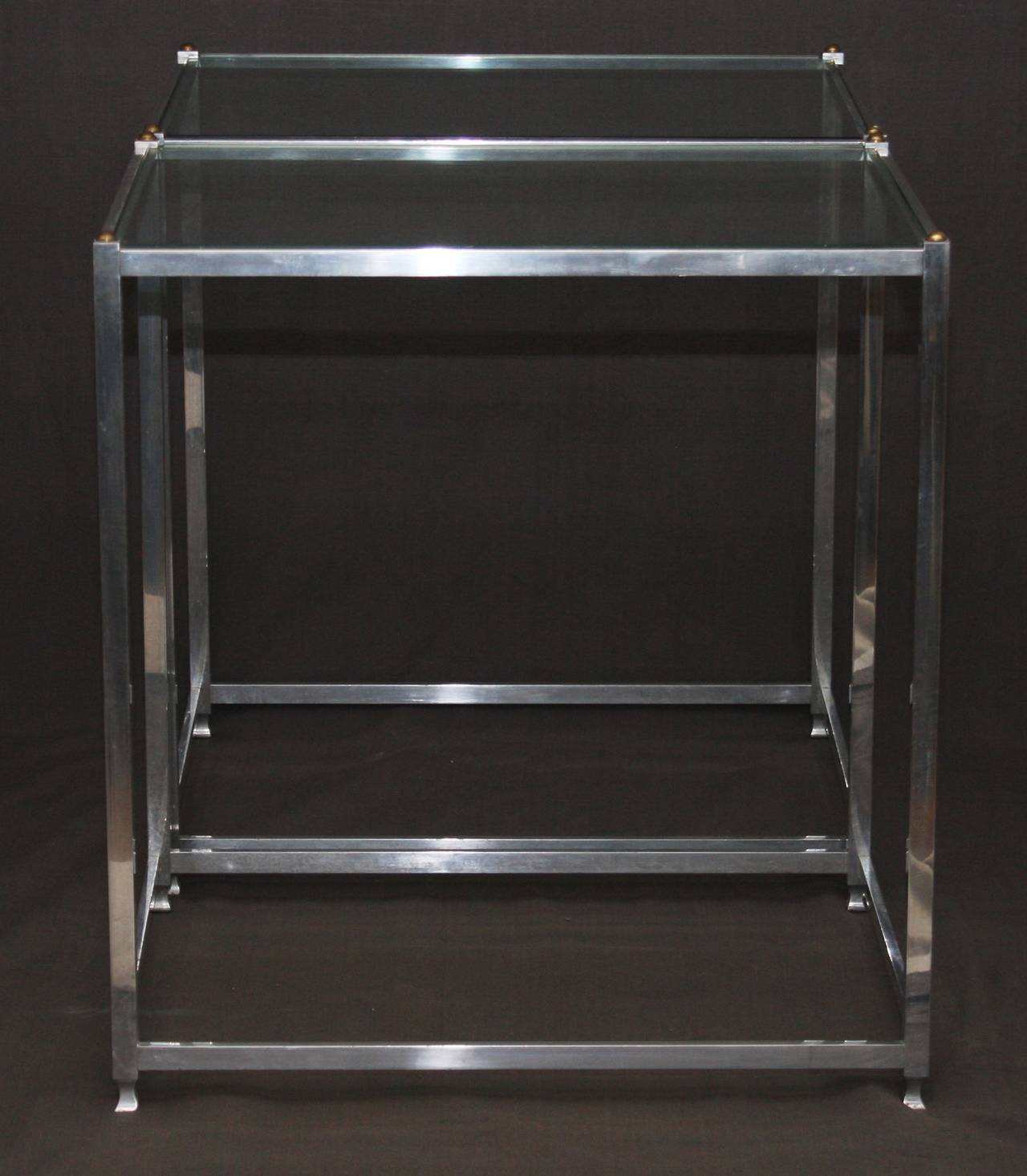 Tables d'appoint en aluminium, verre et laiton John Vesey Bon état - En vente à New York, NY