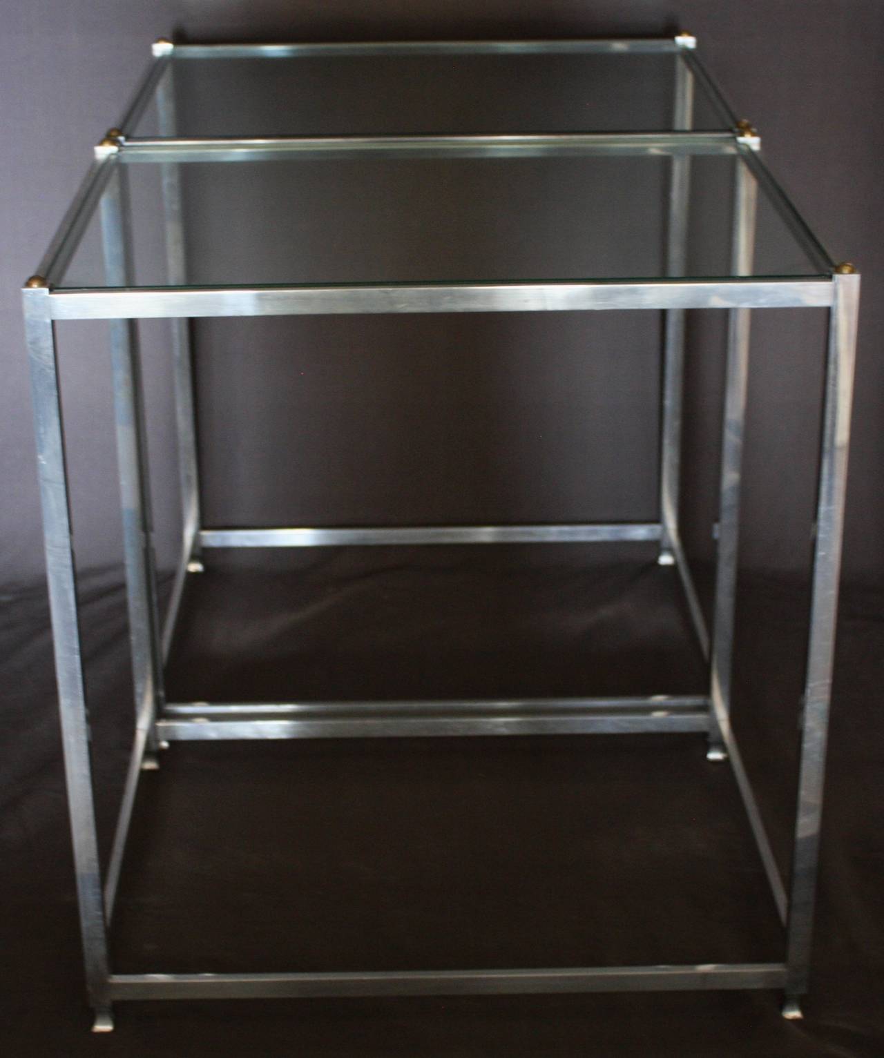 Mid-Century Modern Tables d'appoint en aluminium, verre et laiton John Vesey en vente