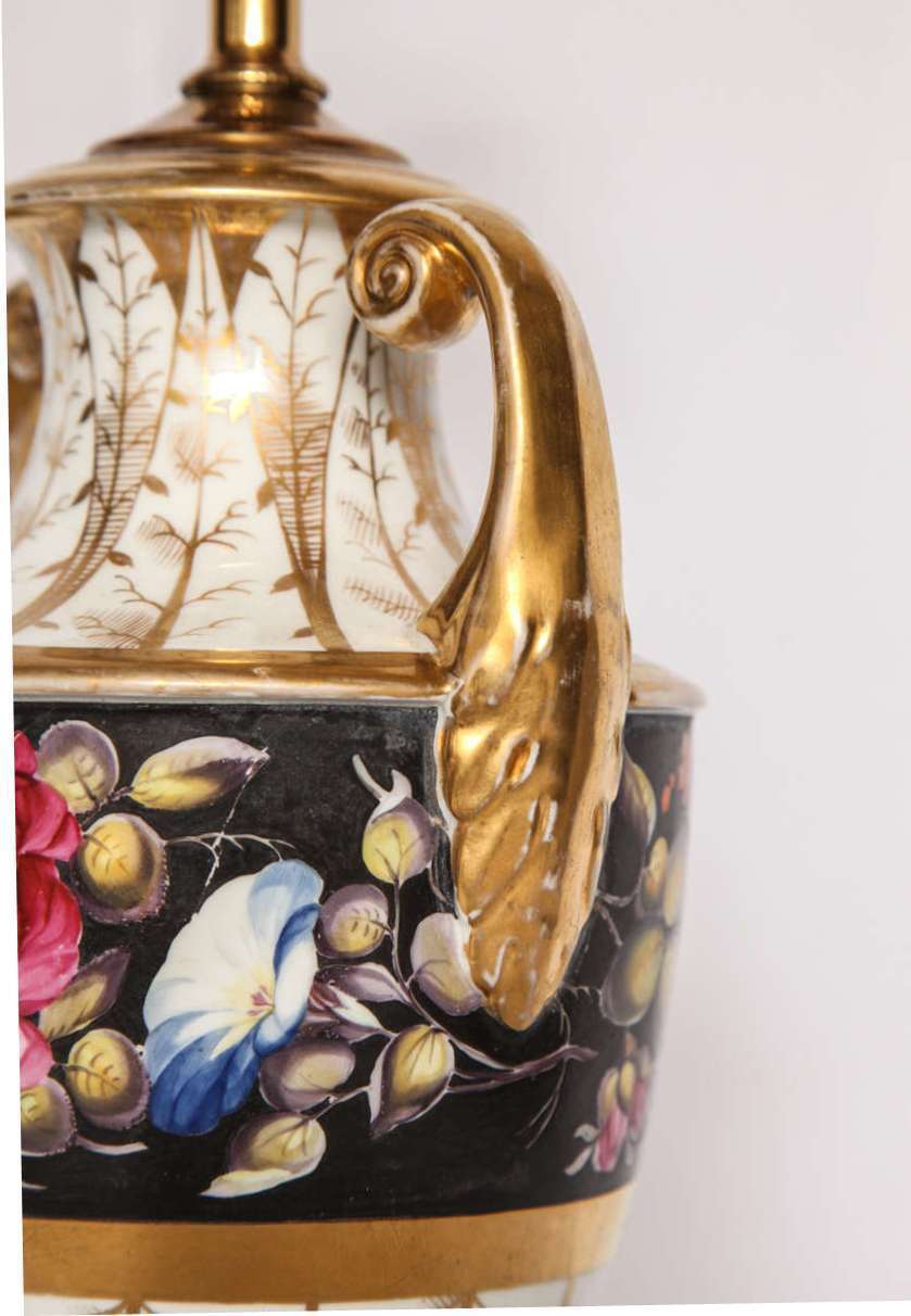 Lampe en forme d'urne en porcelaine à fleurs en vente 1