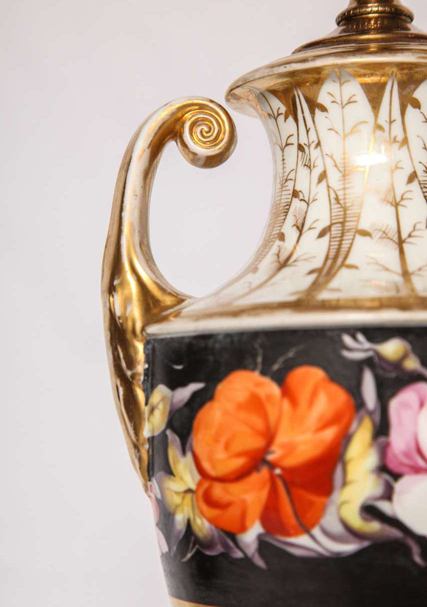 Lampe en forme d'urne en porcelaine à fleurs en vente 2