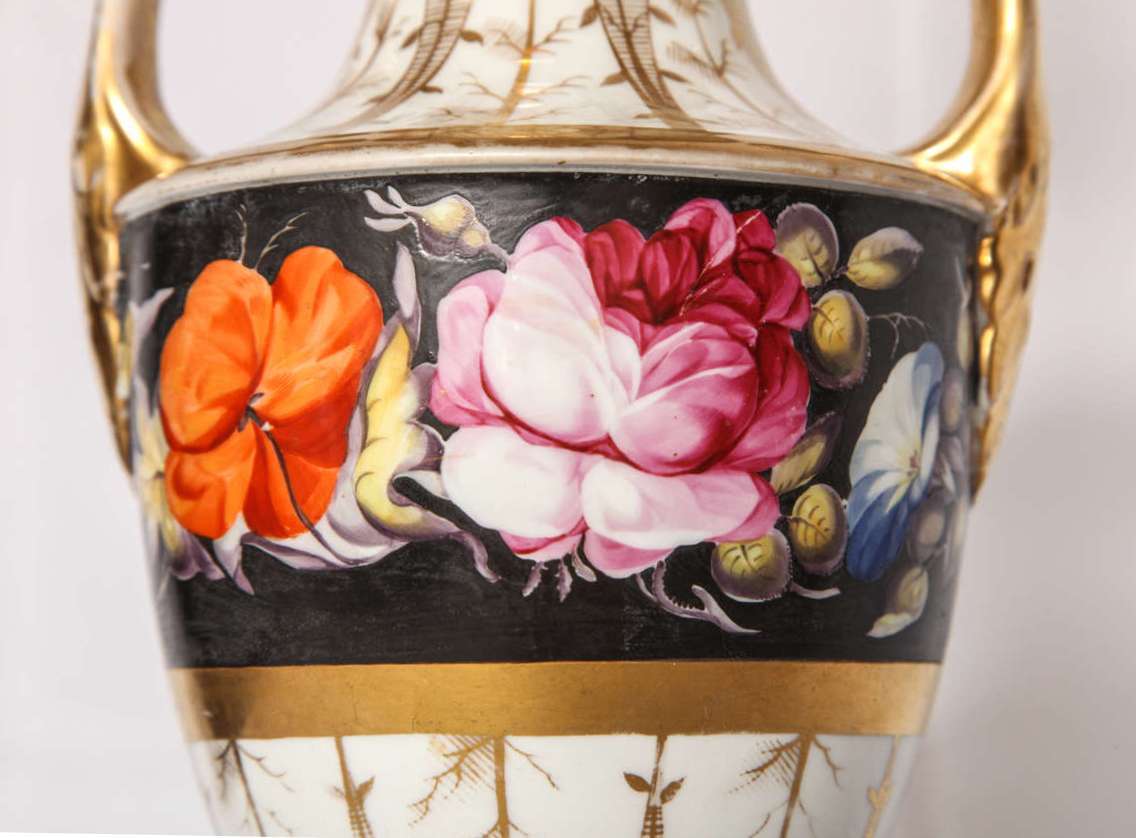 Porcelaine Lampe en forme d'urne en porcelaine à fleurs en vente