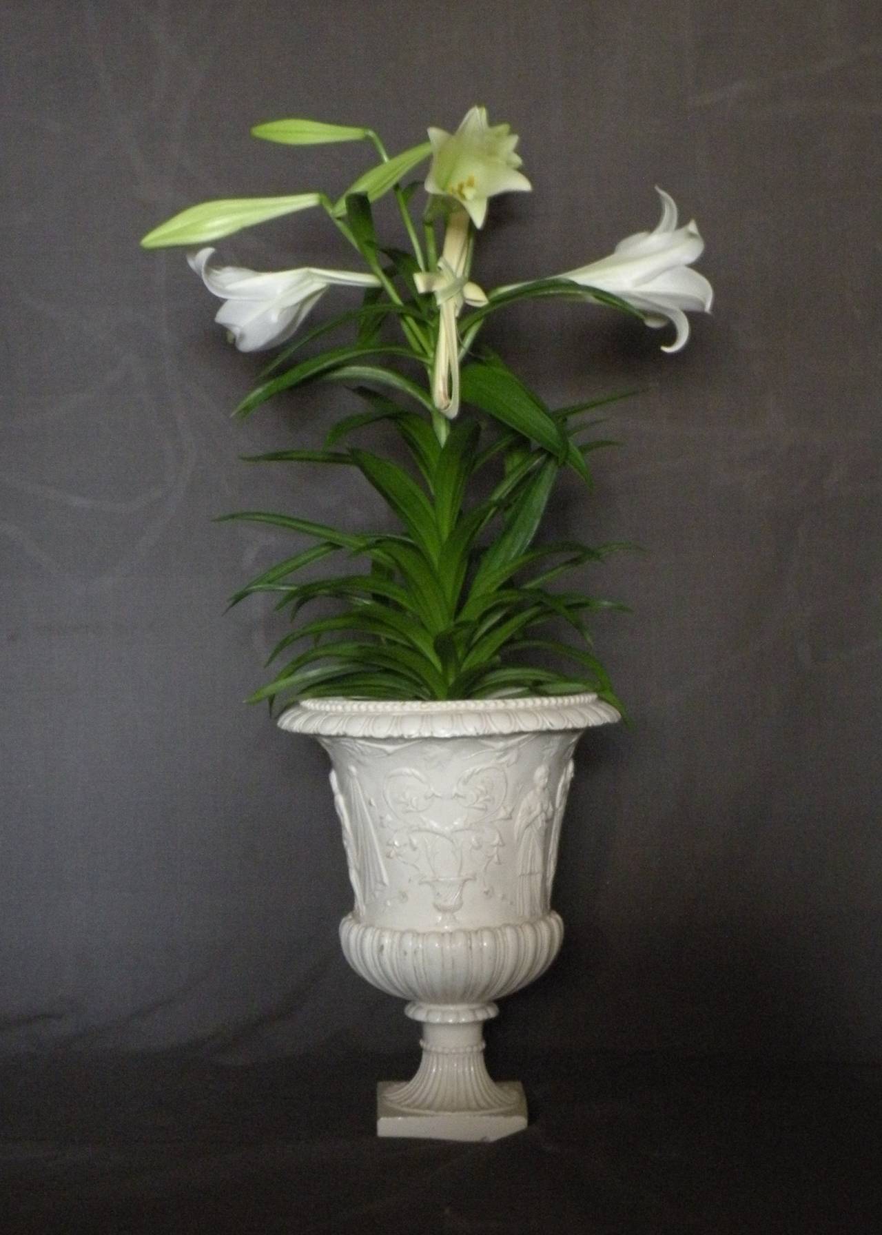 Urna neoclassica italiana di colore bianco.  Grande vaso bianco italiano a forma di urna in terracotta con figure drappeggiate in stile classico, ghirlande, bordo a uovo e dardo e scanalature a coste. Italia, fine del XVIII secolo
Dimensioni:
