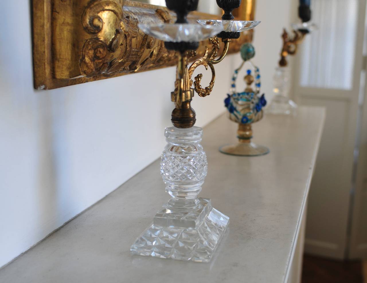 Inglese Coppia di candelieri Regency in cristallo, ormolu e bronzo in vendita
