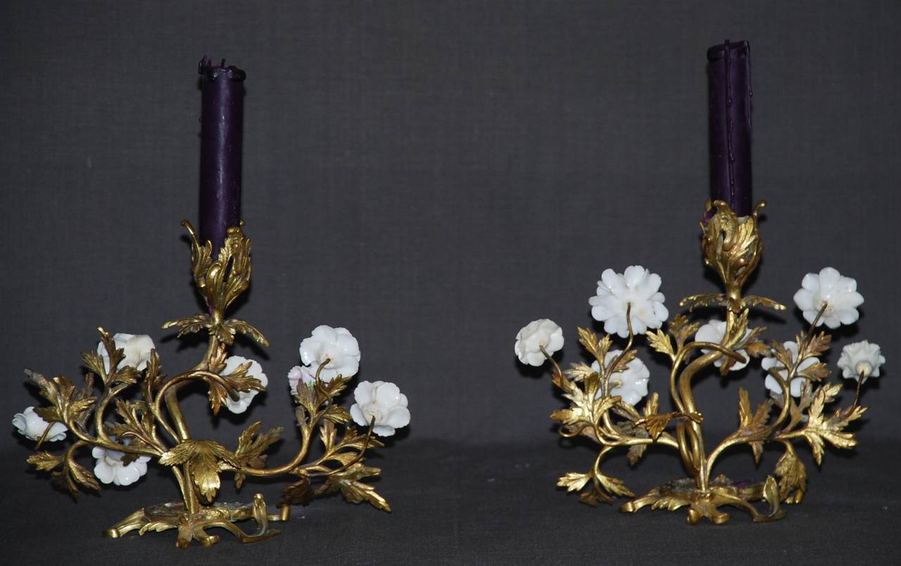 Similoro Coppia di candelabri in porcellana Luigi XV con fiori in ormeggio in vendita