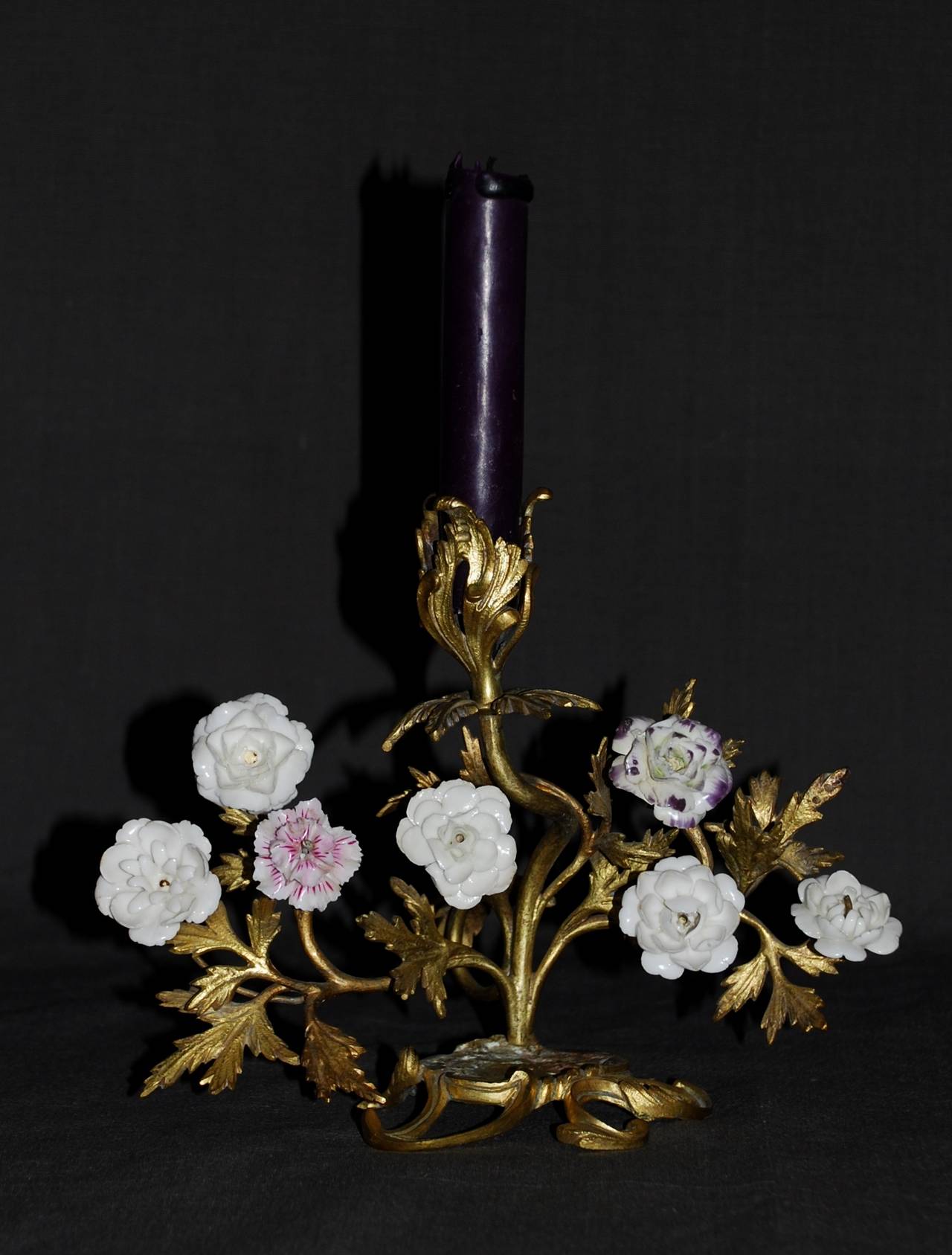 candelabri decorati con fiori