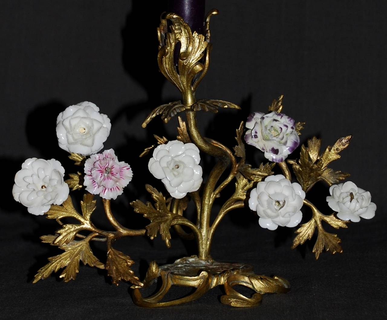 Paar Goldbronze-Kerzenständer mit Porzellanblumen im Louis-XV-Stil (18. Jahrhundert) im Angebot