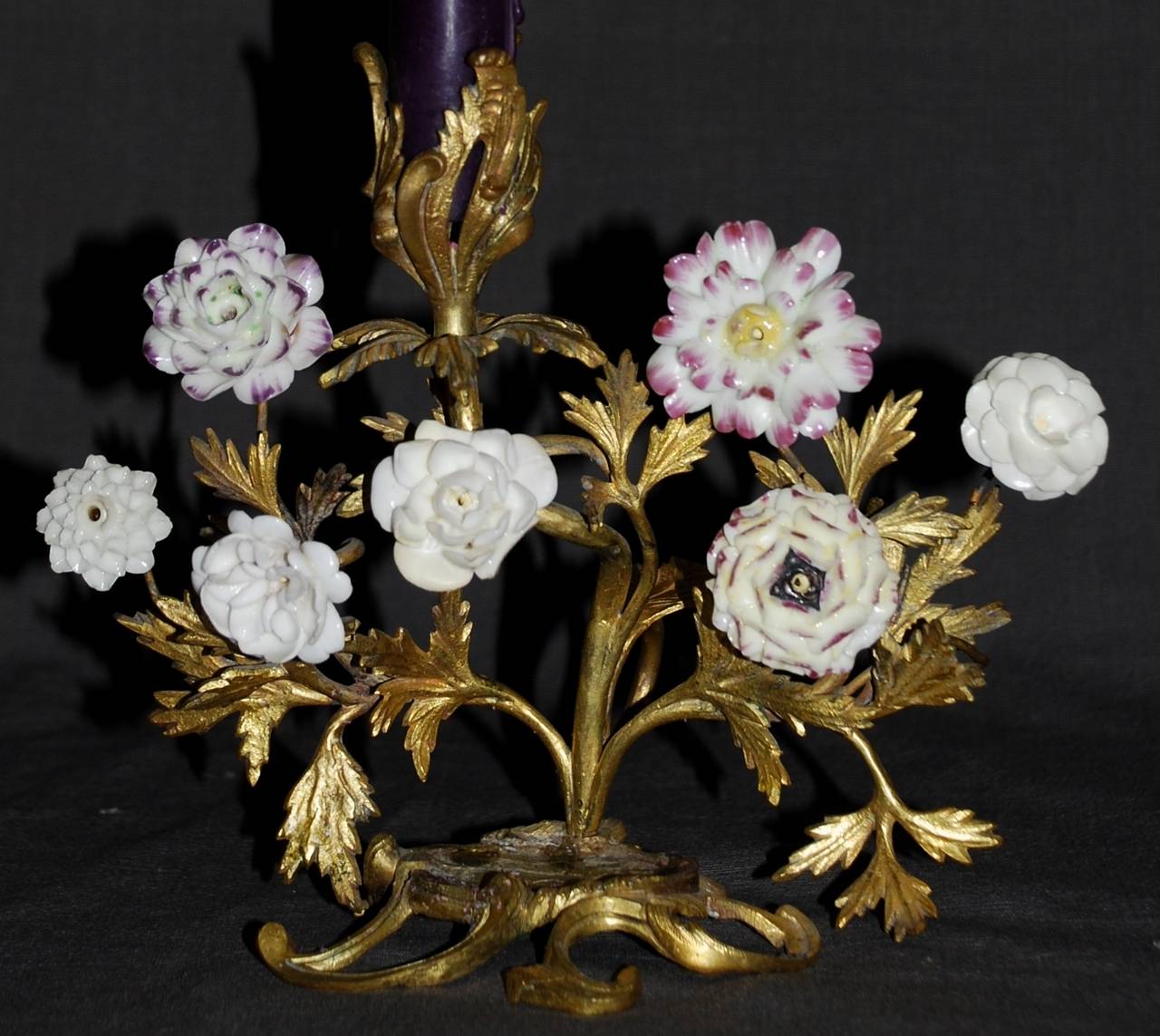 Paar Goldbronze-Kerzenständer mit Porzellanblumen im Louis-XV-Stil im Zustand „Gut“ im Angebot in New York, NY