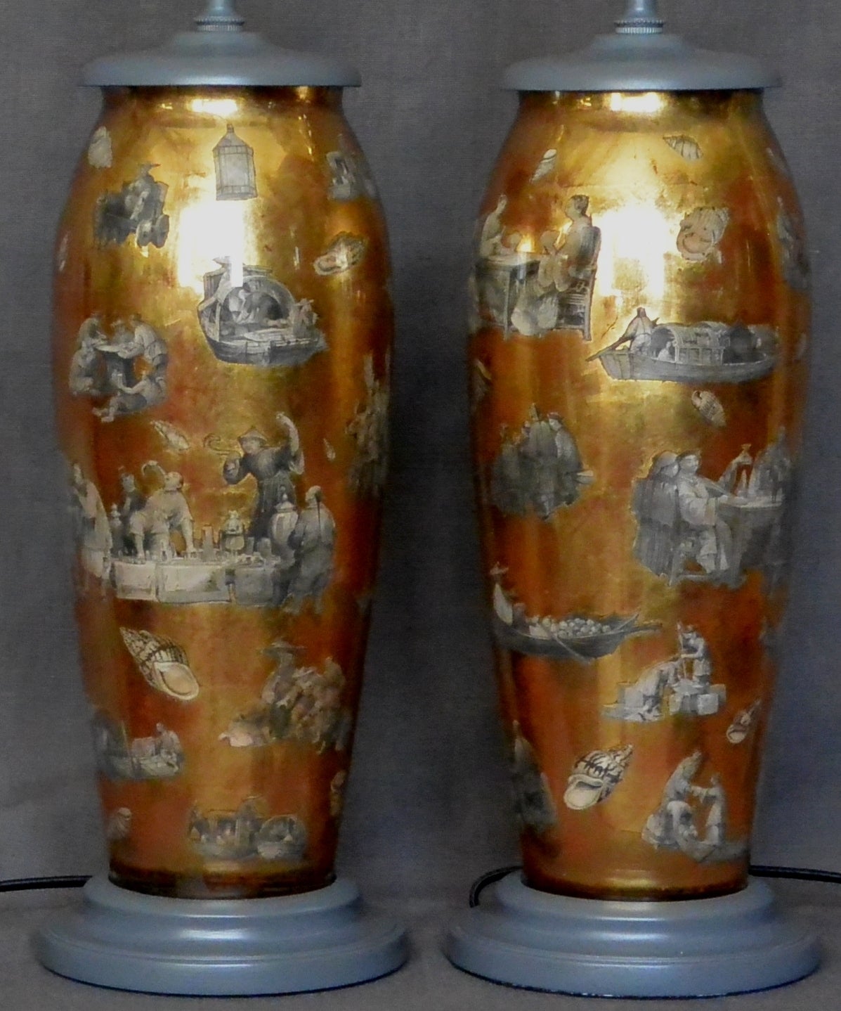 Paar Chinoiserie-Dekalcomanie-Lampen. Ein Paar Vintage-Chinoiserie-Lampen mit Blattgold, neu elektrifiziert mit schwarzer Seidenschnur. 
Abmessungen: Basis 5,25