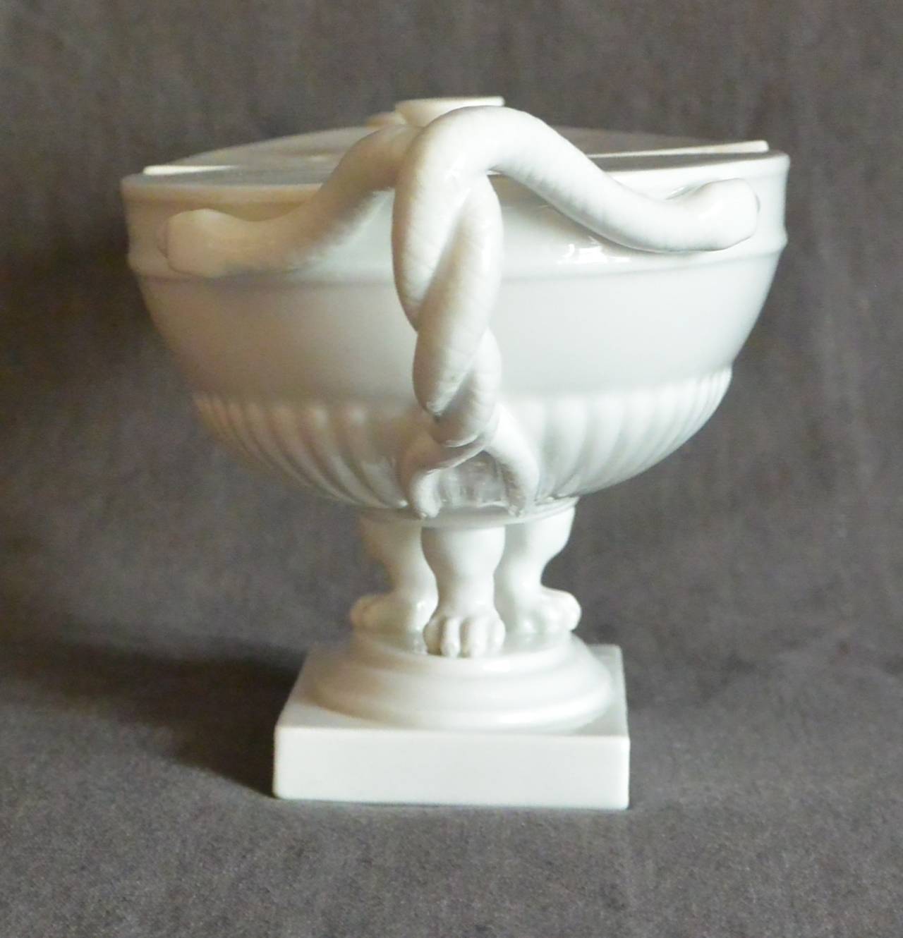 Lampe à huile Amphore en porcelaine blanche de style néoclassique en vente 1