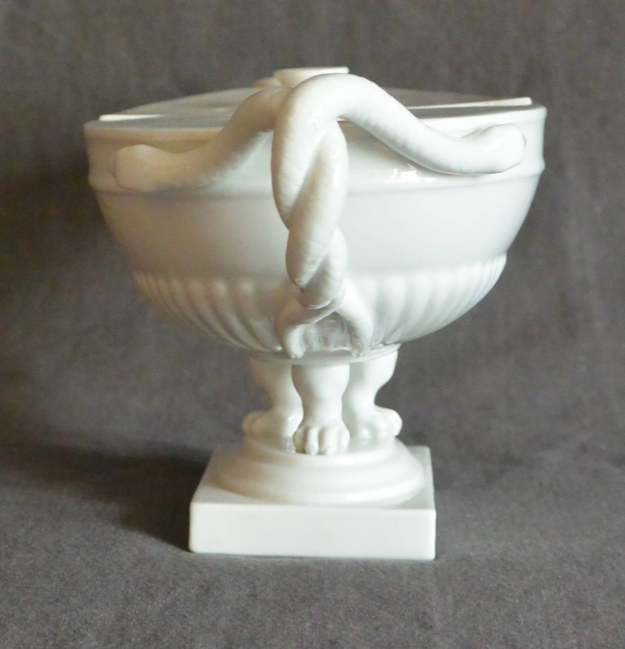 Weiße Amphora-Öllampe aus Porzellan im neoklassischen Stil im Angebot 2