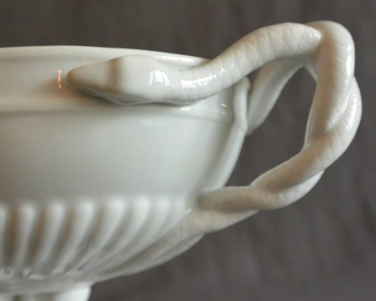 20ième siècle Lampe à huile Amphore en porcelaine blanche de style néoclassique en vente