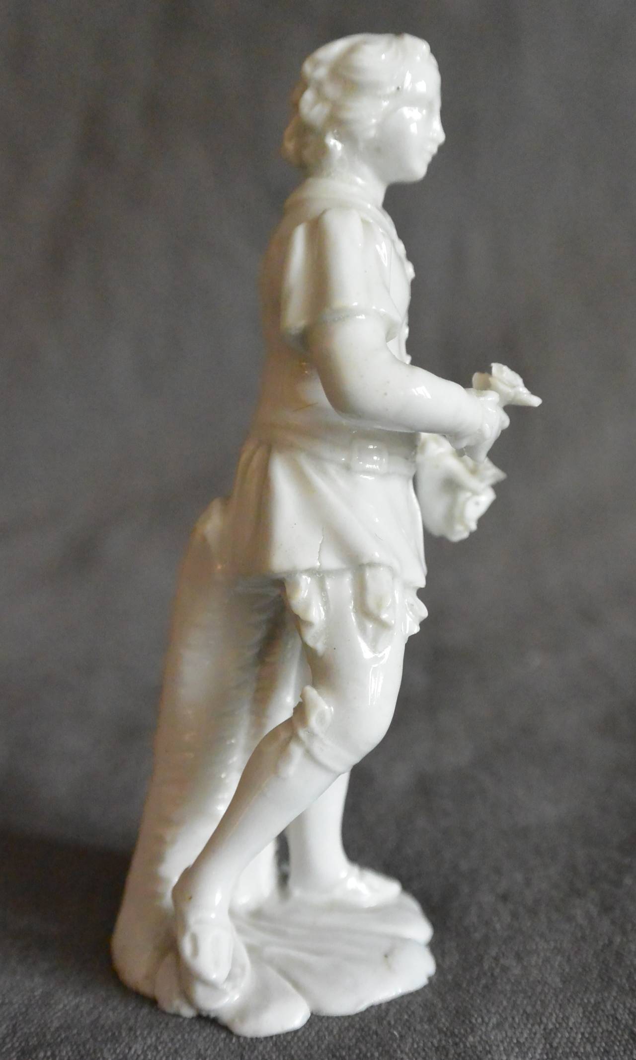 XVIIIe siècle Ensemble de trois figurines vénitiennes en porcelaine blanche Cozzi en vente