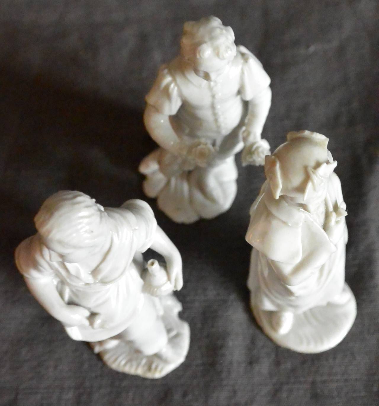 Ensemble de trois figurines vénitiennes en porcelaine blanche Cozzi en vente 3
