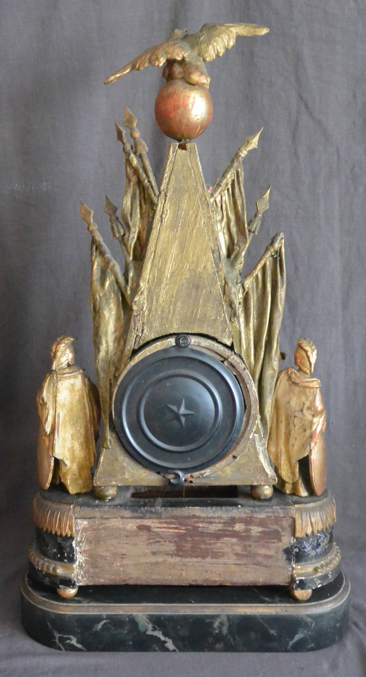Horloge italienne néoclassique en bois doré à la feuille en vente 2