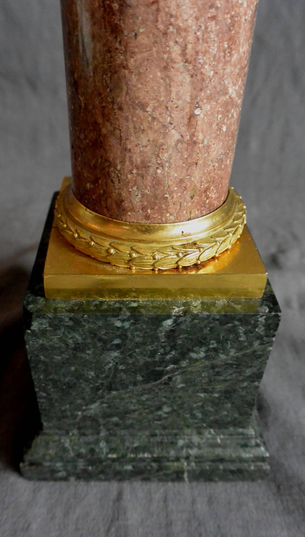 20ième siècle Lampe à colonne en marbre de style Louis XVI en vente