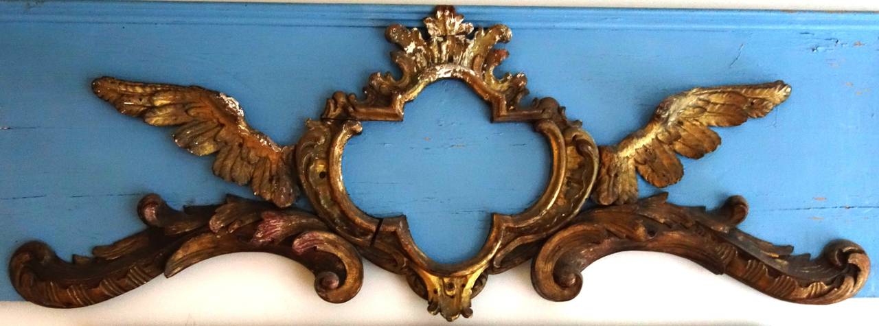 Corniche en bois peint et doré à l'italienne.  Lit à baldaquin vénitien peint en bleu et en bois doré, Italie, vers 1800.
Dimension totale : 74,5