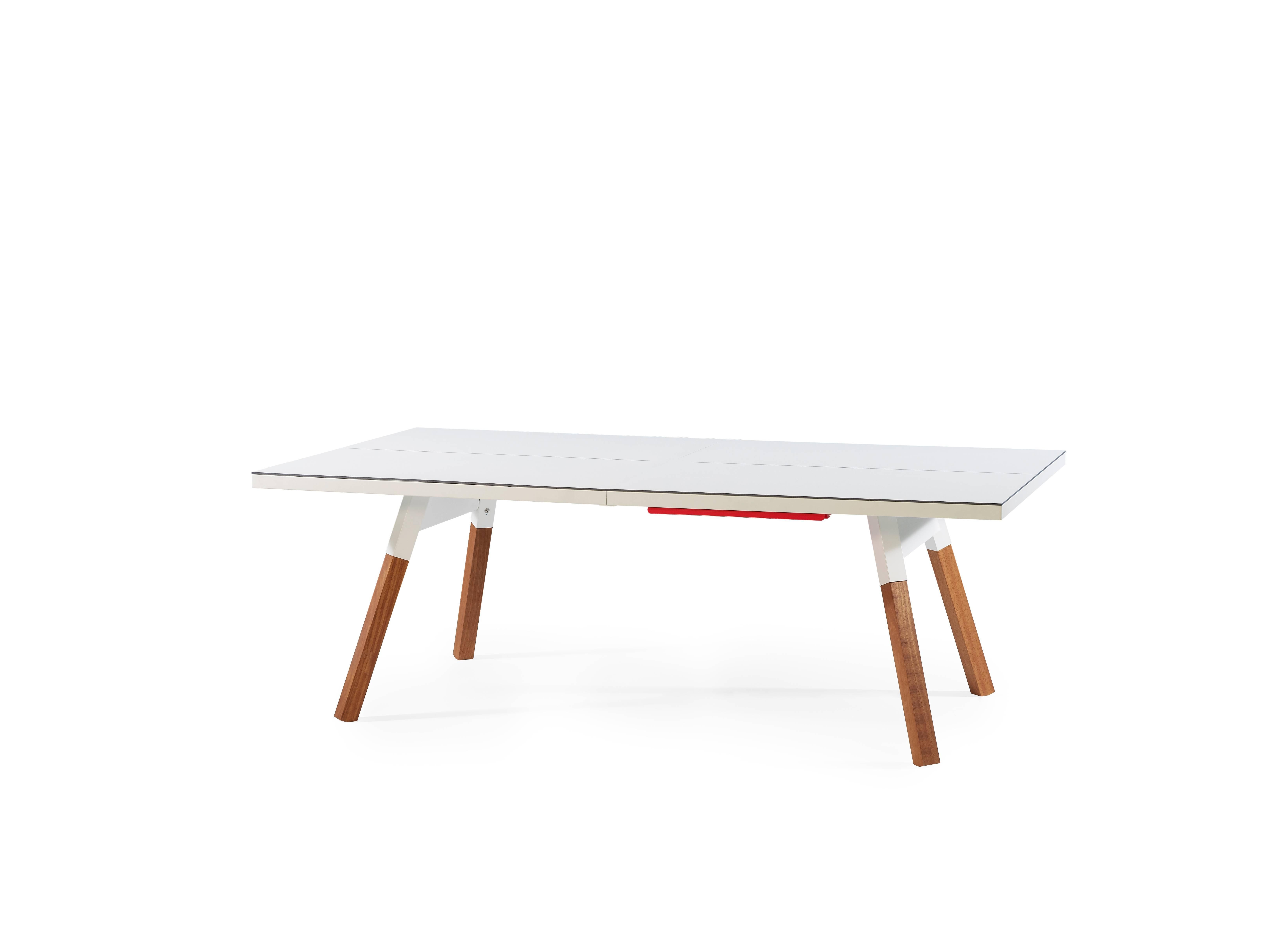 You and Me Medium is a ping pong table, with smaller dimensions for smaller spaces, a playing surface, a design and a structure that offers full playability. When not in use, all the sporting elements – the net, the paddles and the balls – are