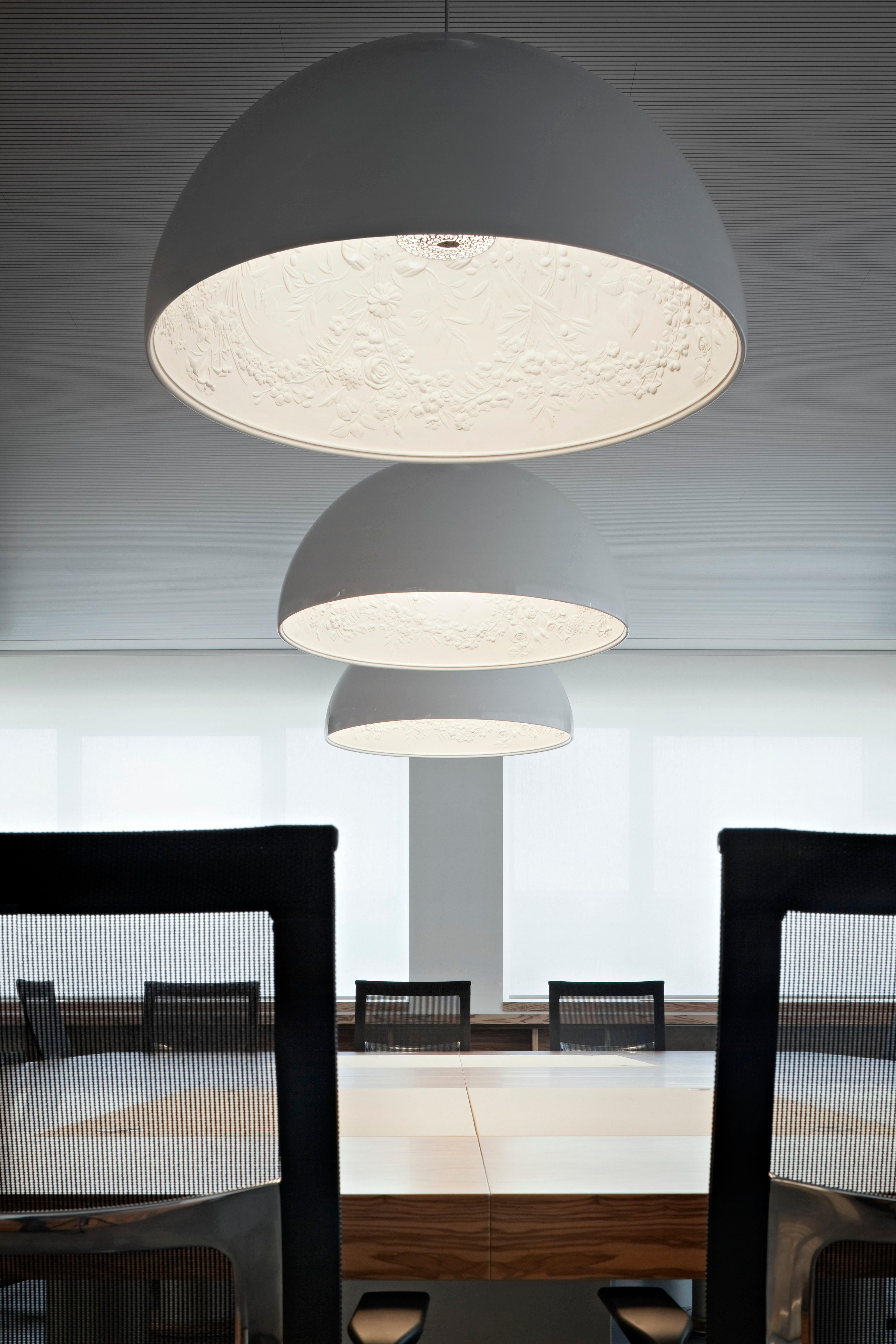 Imagine a stunning display blooming above you: Created by Marcel Wanders, the Skygarden S is just that. A gracefully hanging hemisphere, the pendant lamp makes a powerful impression with its sheer size. However, it is the inner diffuser in white