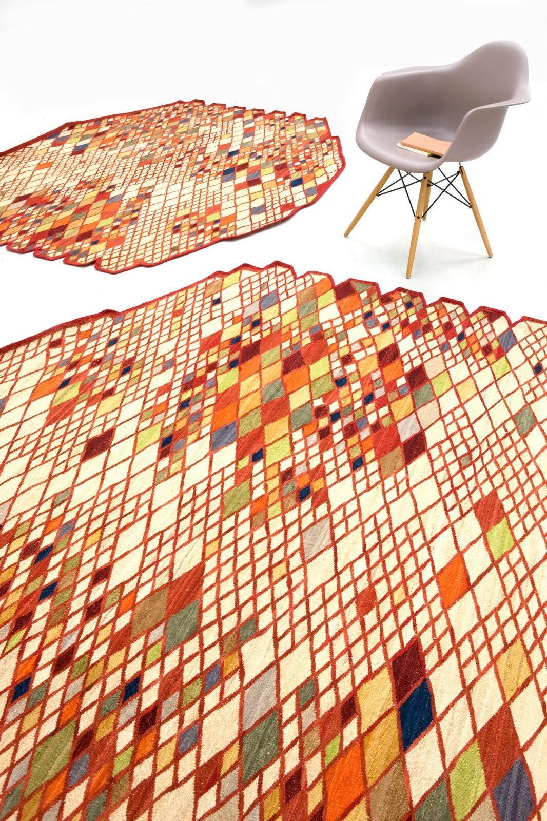 Avec la collection Losanges, les frères Bouroullec poursuivent leur étude de la simplicité et de l'élégance, en réinterprétant le tapis persan traditionnel grâce aux techniques anciennes du Rug & Kilim.

Techniquement complexe, la collection