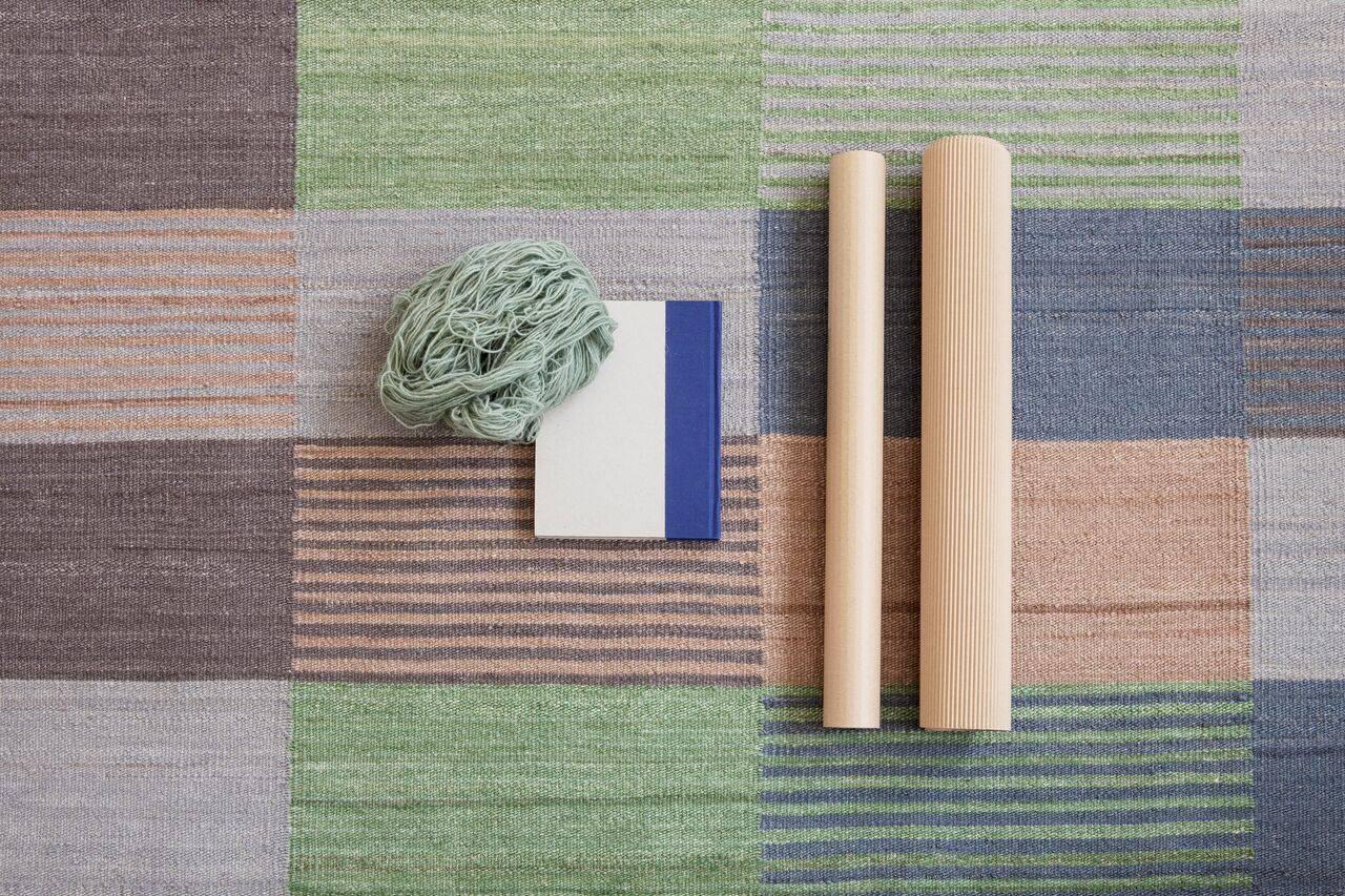 A slim, handwoven Kilim, blend rug applies the basic rules of color theory, with three available models in which hue, luminosity, and saturation vary.

Blend plays with the visual perception of colors. Solid surfaces interact with surfaces that