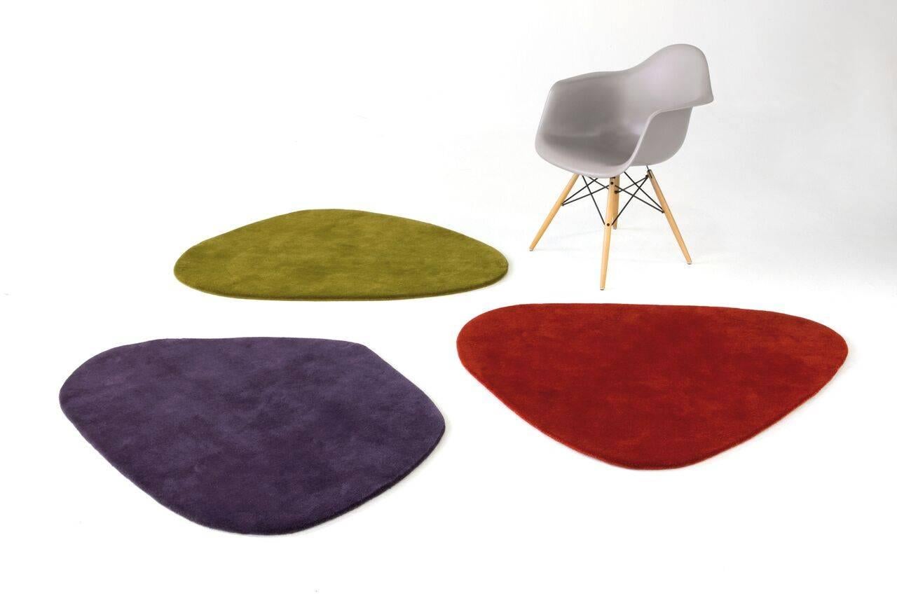 Inspired by Alexander Calder’s famous mobiles, these irregular wool rugs are conceived to live together, forming attractive combinations.

An offshoot of the Zoom collection, there are three models in two colors that offer dynamic combinations
