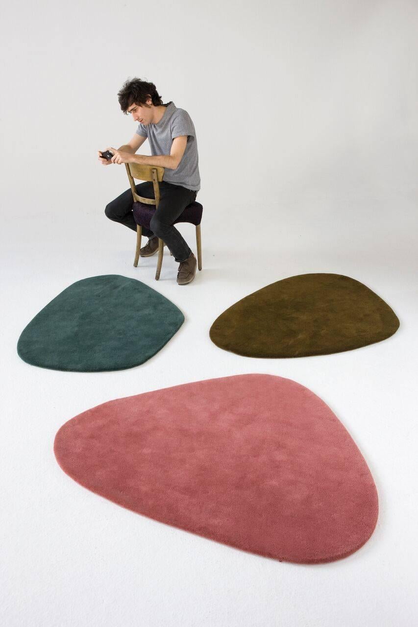 Inspirés par les célèbres mobiles d'Alexander Calder, ces tapis de laine irréguliers sont conçus pour vivre ensemble, en formant des combinaisons attrayantes.

Issue de la collection Zoom, elle se décline en trois modèles et deux couleurs qui