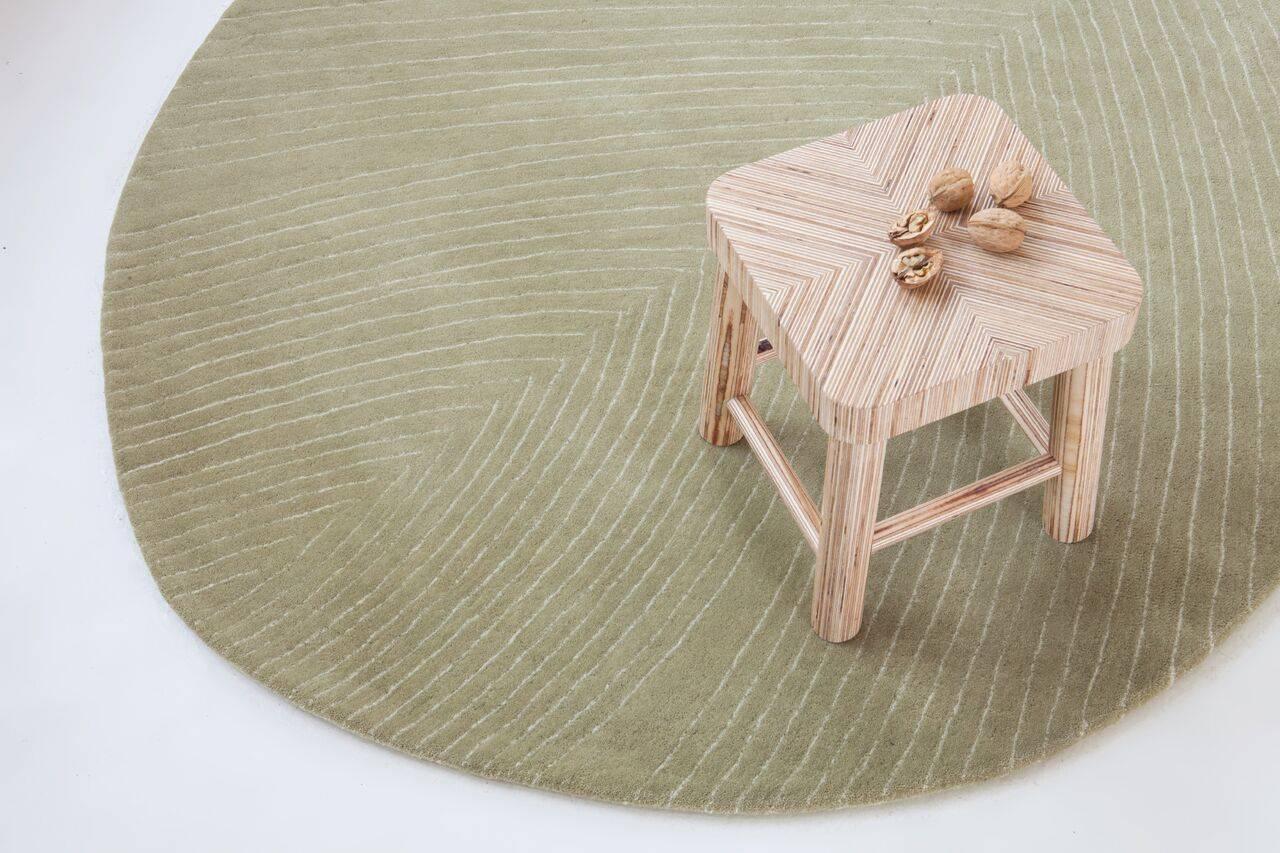 Quill Medium Salbeigrüner handgetufteter Teppich Nao Tamura auf Lager (Moderne) im Angebot