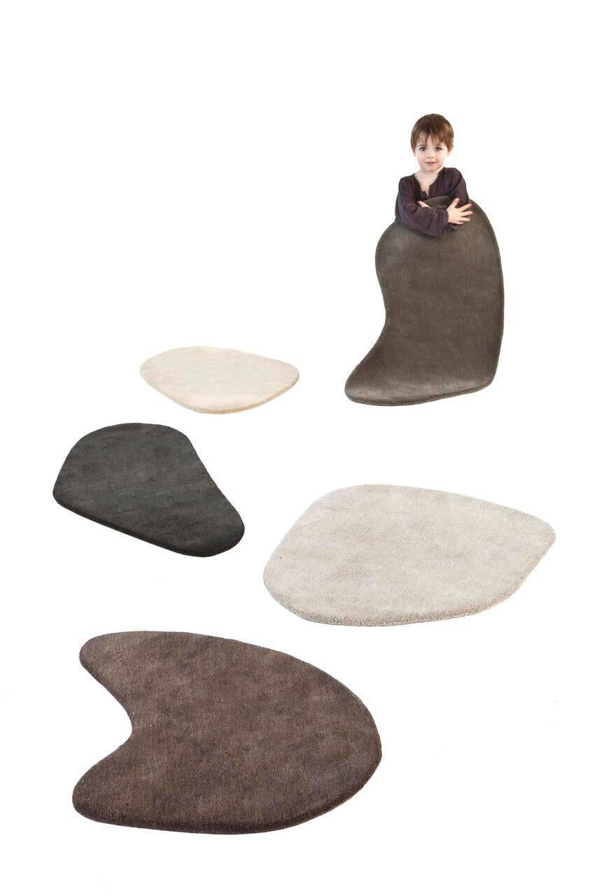 Moderne Tapis Little Stone 11 olive tufté à la main de Diego Fortunato en vente