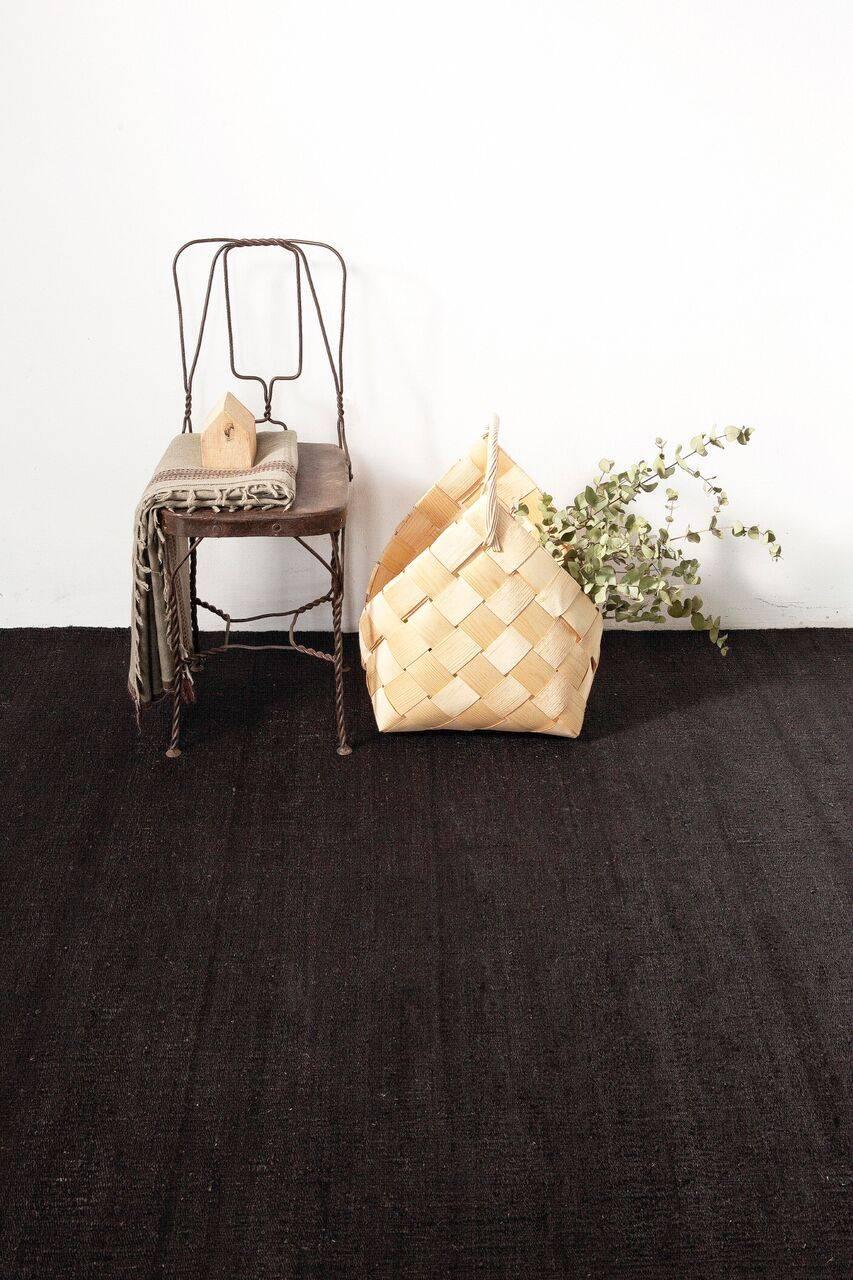 The essence of nature, the Vegetal rug is a handwoven dhurrie made from jute fibre, rustic and soft. The texture is simple, appealing to the basics in life, bringing the natural world inside your home.