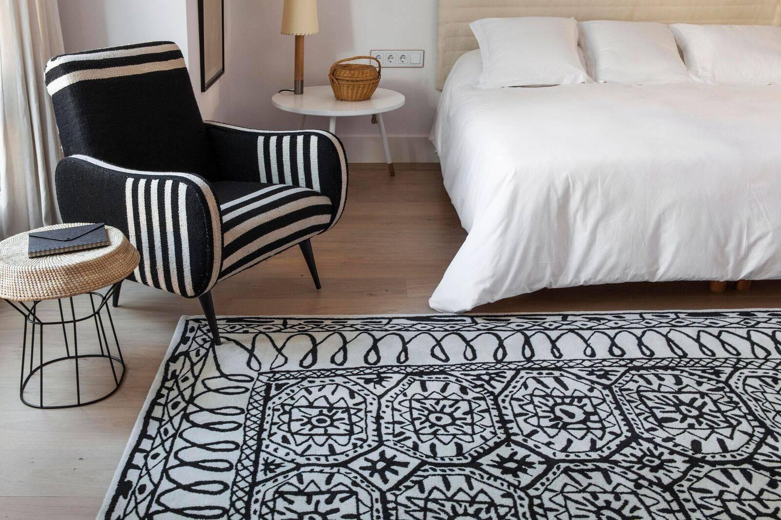 Modern Black on White Estambul Hand-Tufted Wool Rug by Javier Mariscal, Small For Sale
