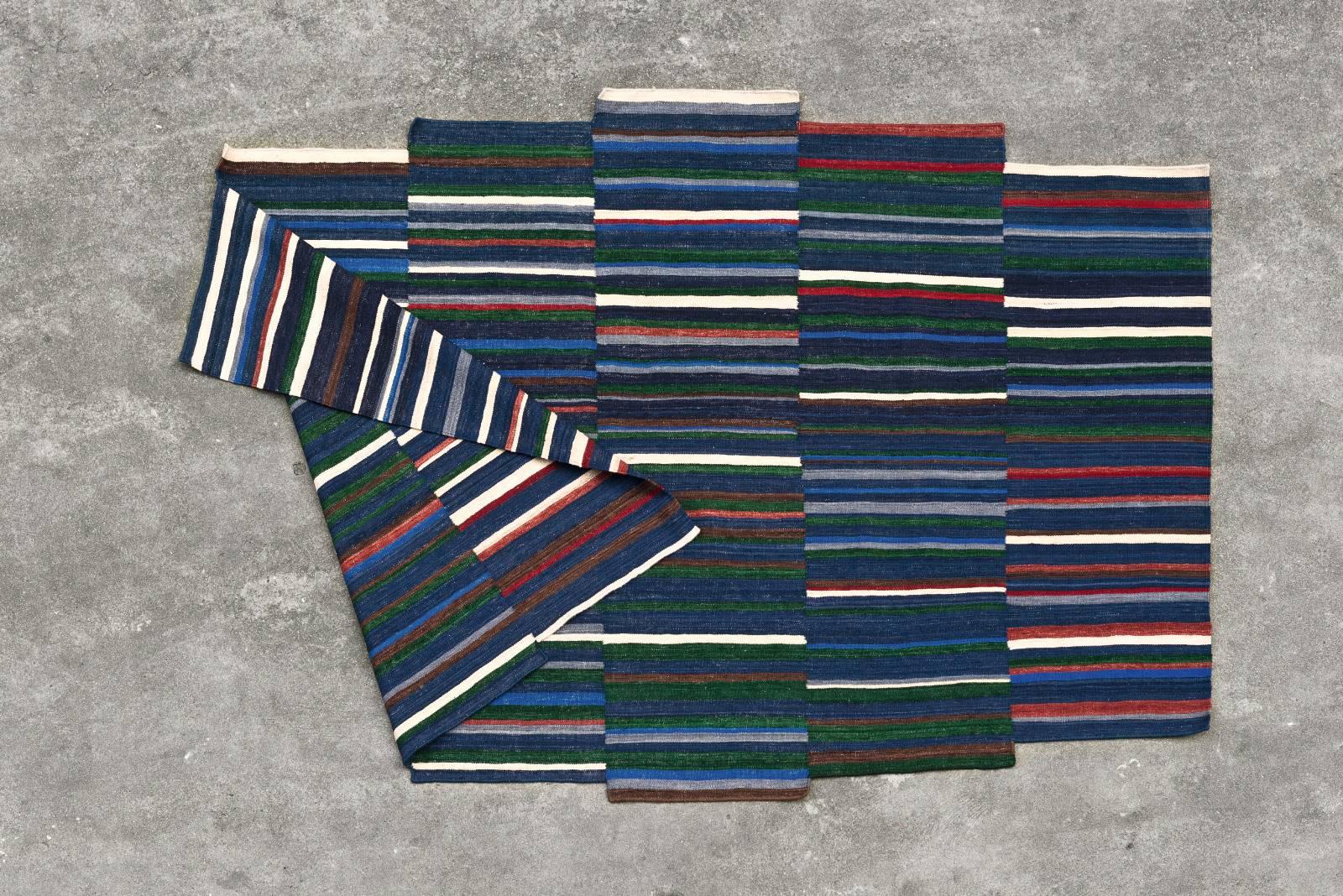 La collection Lattice est née de l'imagination organique des frères Bouroullec.
Le motif de base, reproduit rythmiquement, donne lieu à une succession harmonique de couleurs.
L'équilibre, les proportions et l'irrégularité sont les éléments clés du